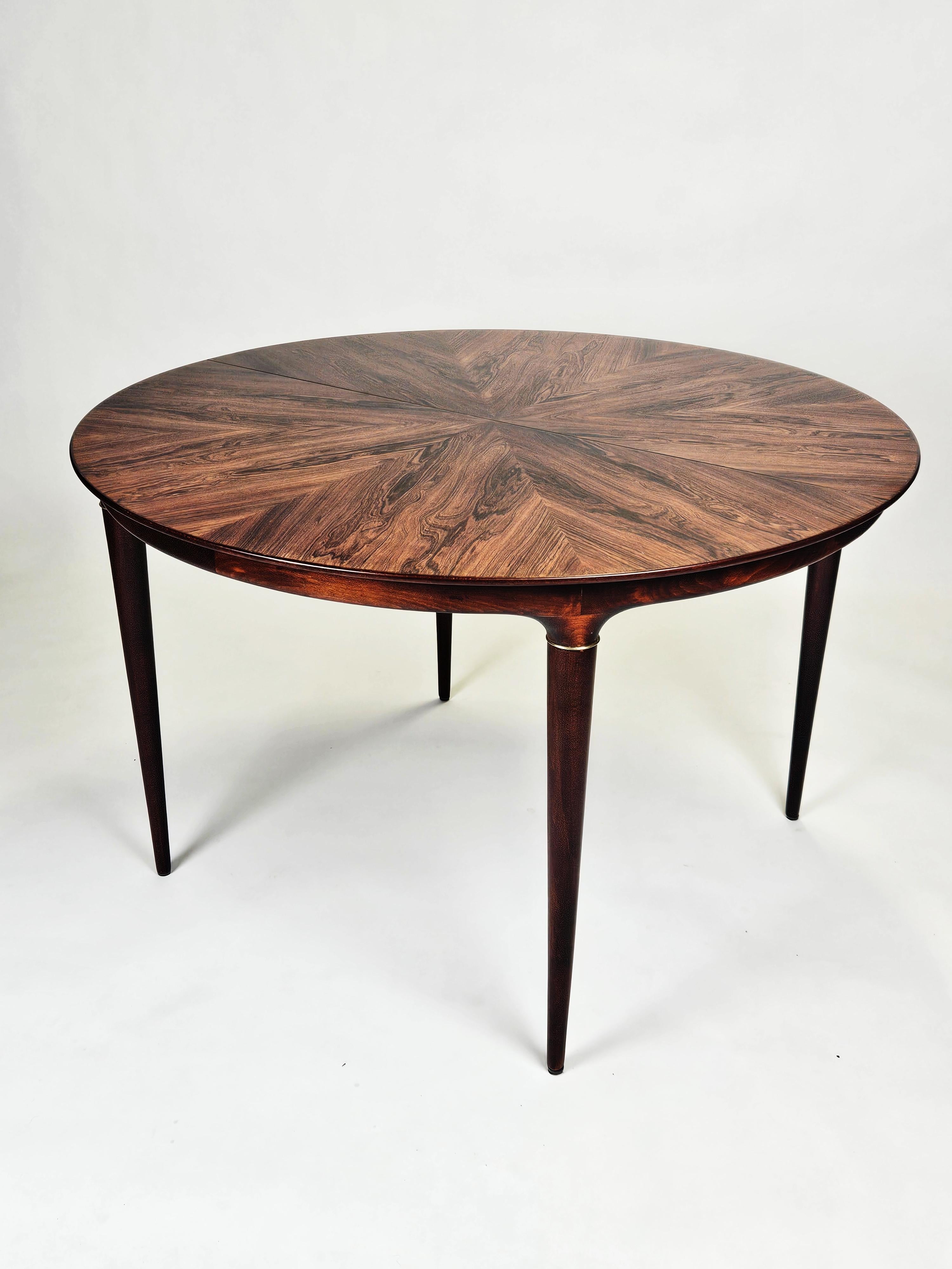 Rare rosewood dining table model 'Cortina' designed by Svante Skogh. Produced by Seffle Möbelfabrik in Sweden. 

Dimensions (W x D x H): 118 ( 198 ) x 118 x 73 cm.