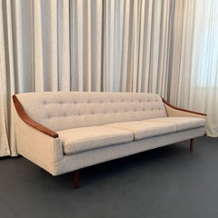 The Modern Scandinavian Scandinavian Sofa Upholstered Cream With Teak Accents (Canapé rembourré crème avec accents en teck)