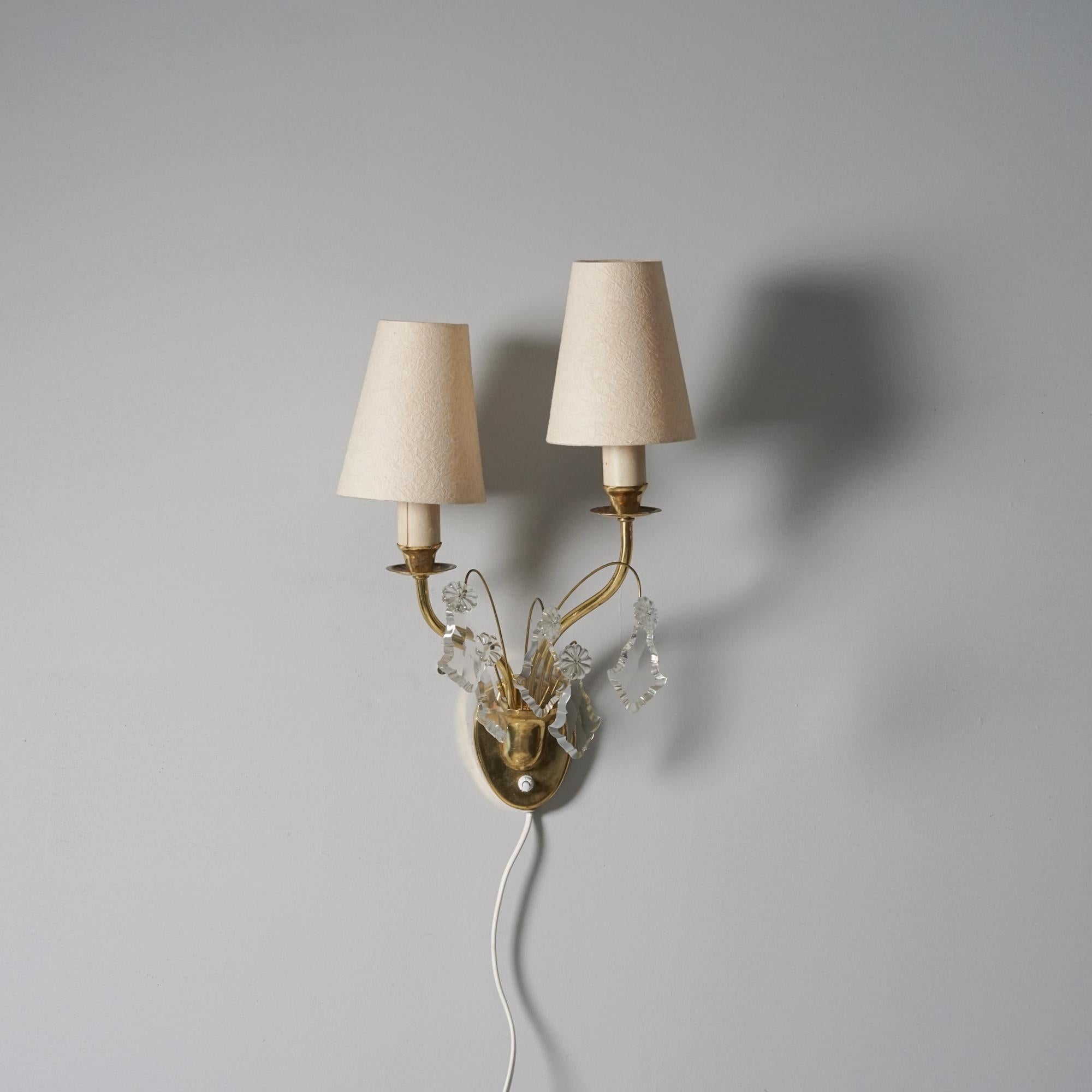 Skandinavische moderne Wandleuchte aus Kristall und Messing, Valinte Oy, 1950er Jahre (Skandinavische Moderne) im Angebot