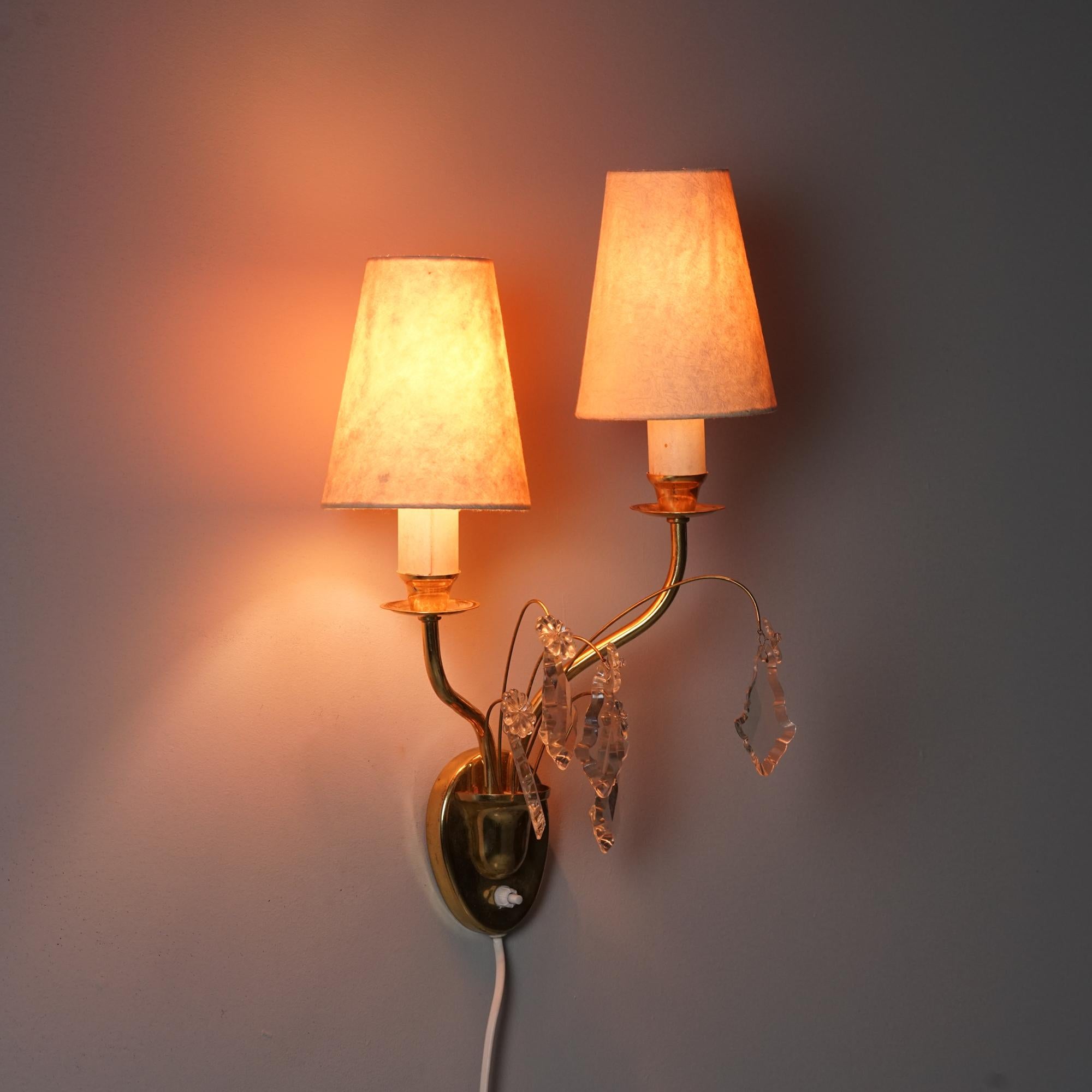 Skandinavische moderne Wandleuchte aus Kristall und Messing, Valinte Oy, 1950er Jahre im Zustand „Gut“ im Angebot in Helsinki, Uusimaa