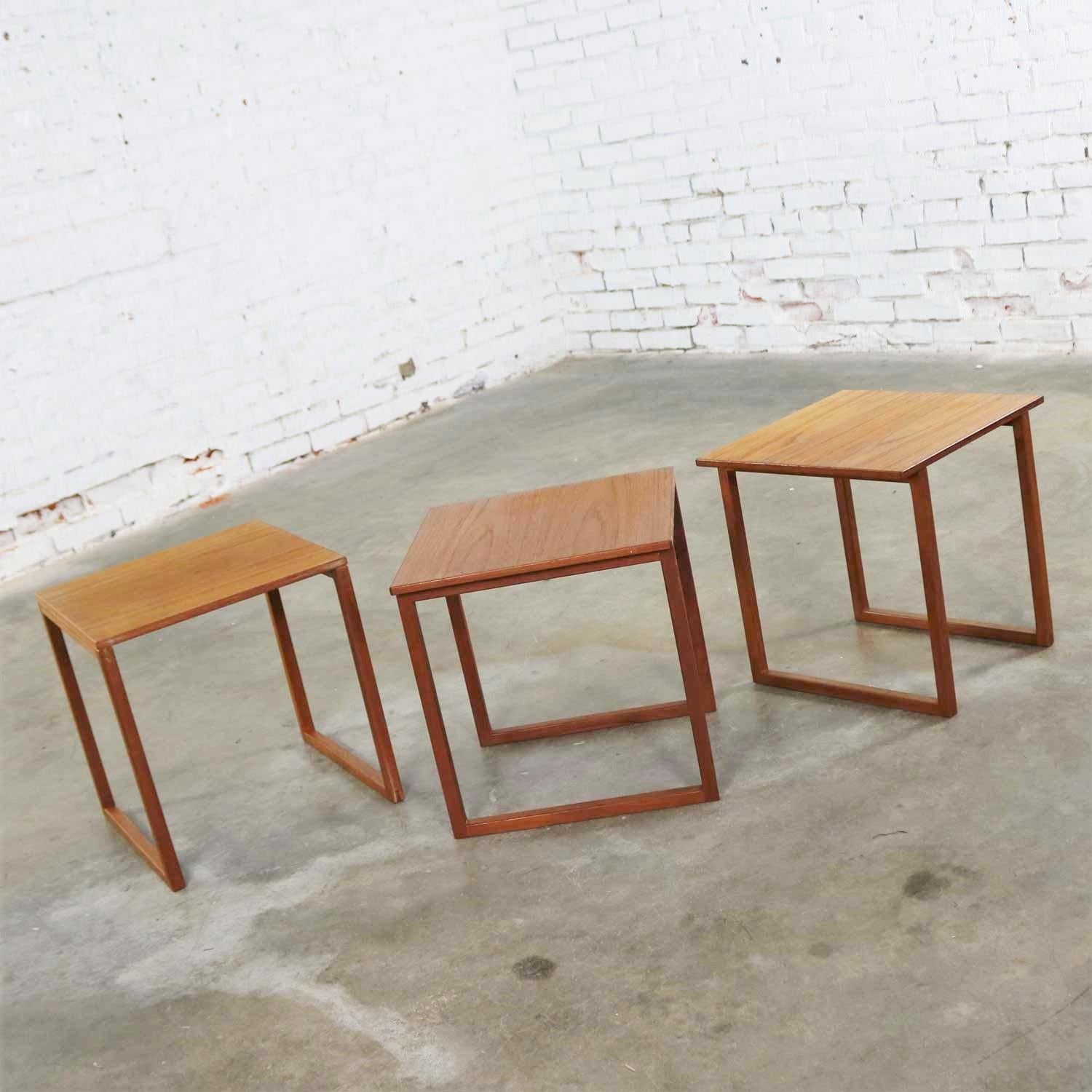 Handsome set of three interlocking Scandinavian Modern teak cube nesting tables which is designed by Kai Kristiansen for Vildbjerg Mobelfabrik. This set is in fabulous vintage condition with no outstanding flaws we have seen. Please see photos,