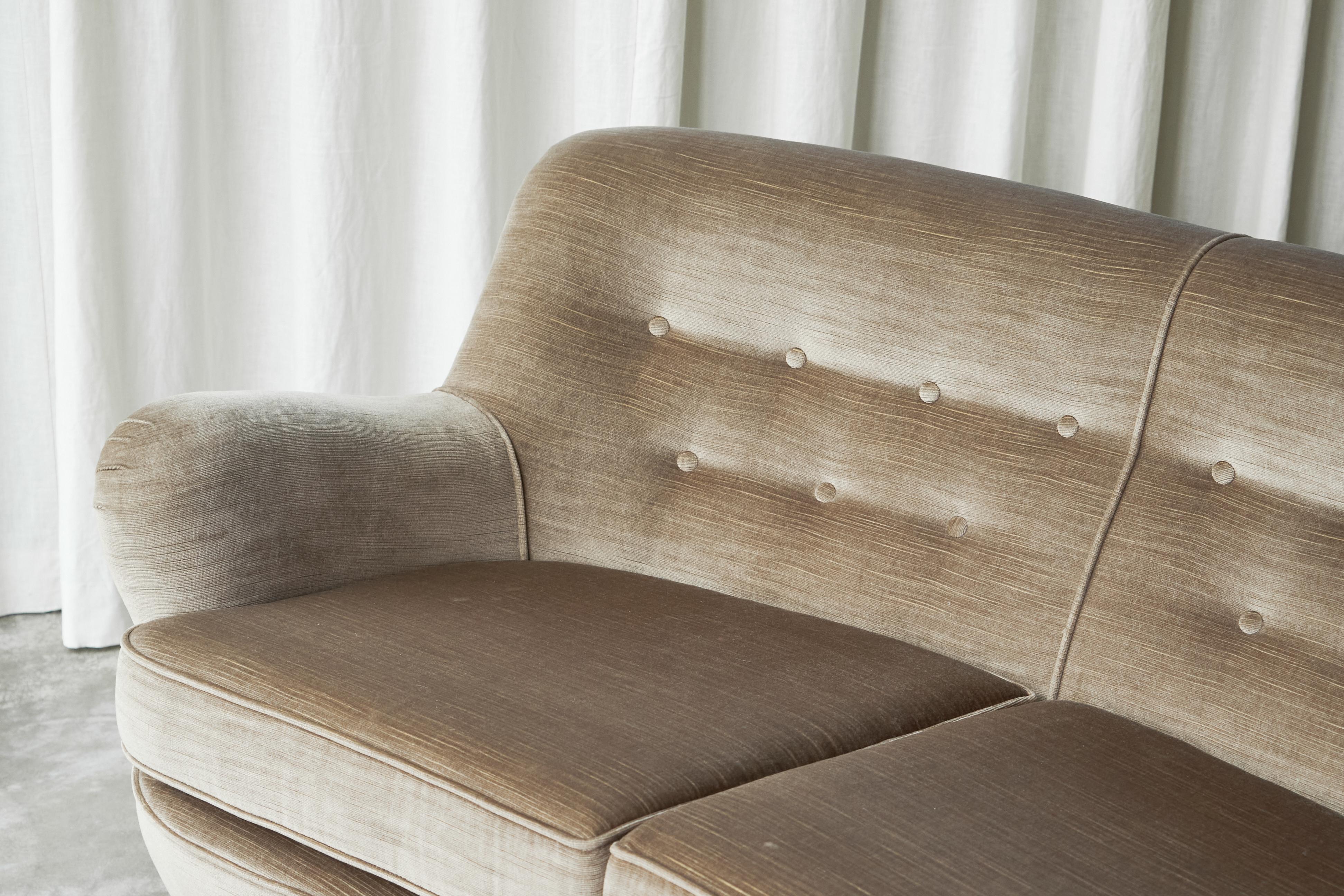 Scandinavian Modern Curved 2-seater 'Banana' Sofa in Velvet 1960s 5