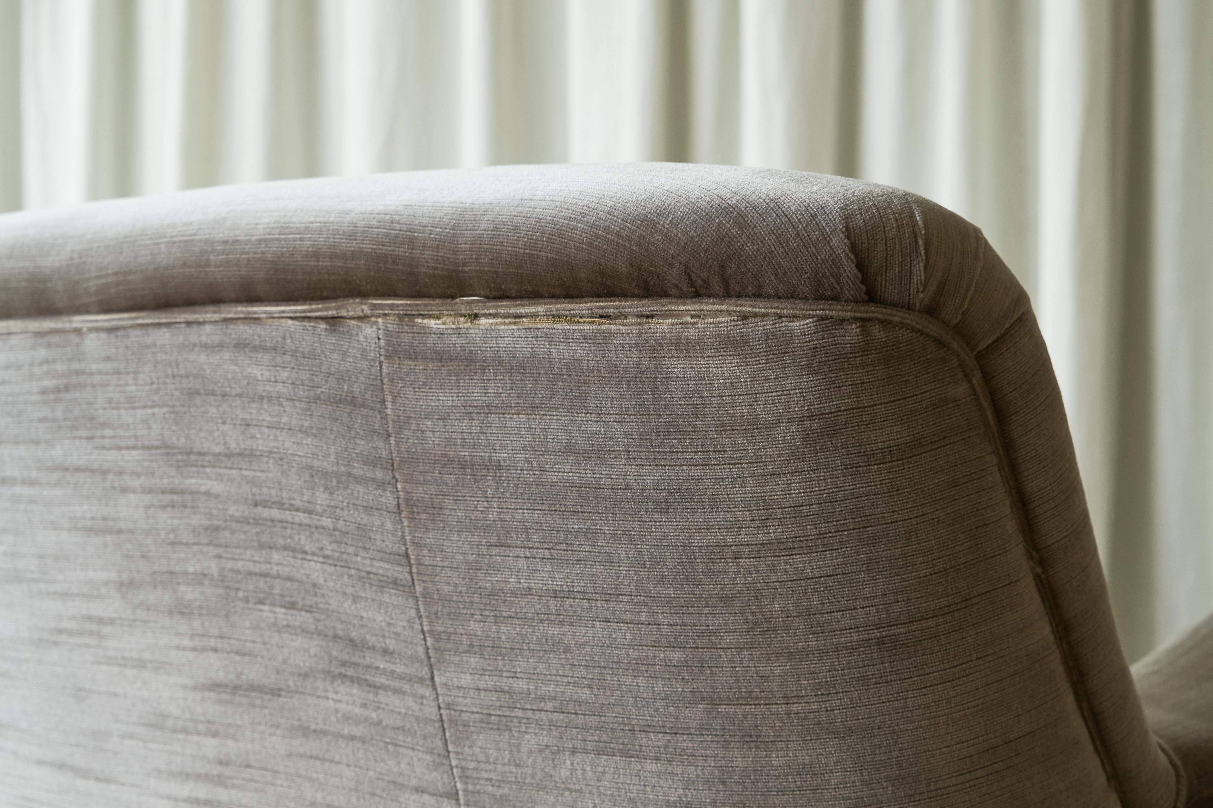 Scandinavian Modern Curved 2-seater 'Banana' Sofa in Velvet 1960s 6