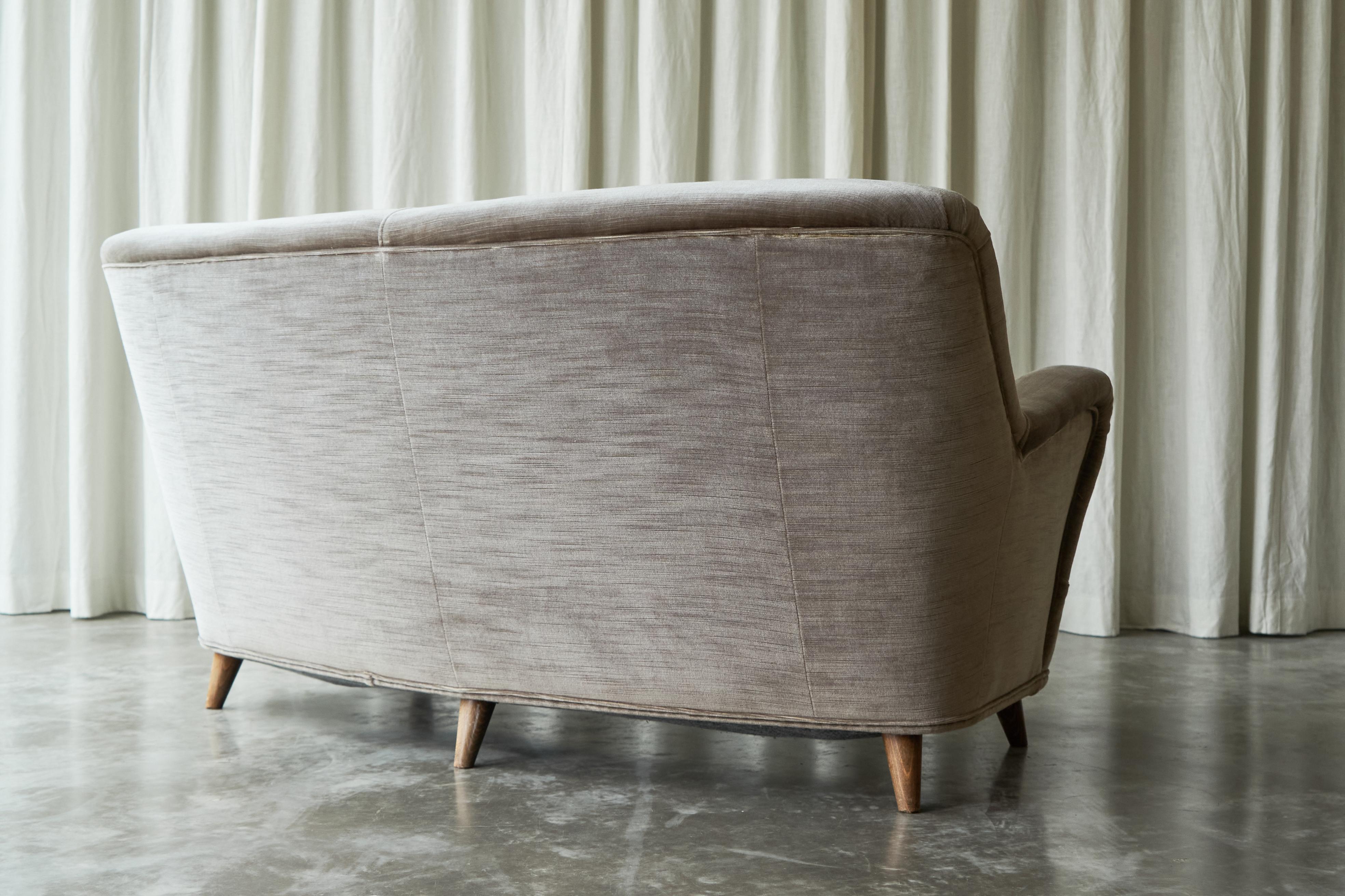 Scandinavian Modern Curved 2-seater 'Banana' Sofa in Velvet 1960s 7