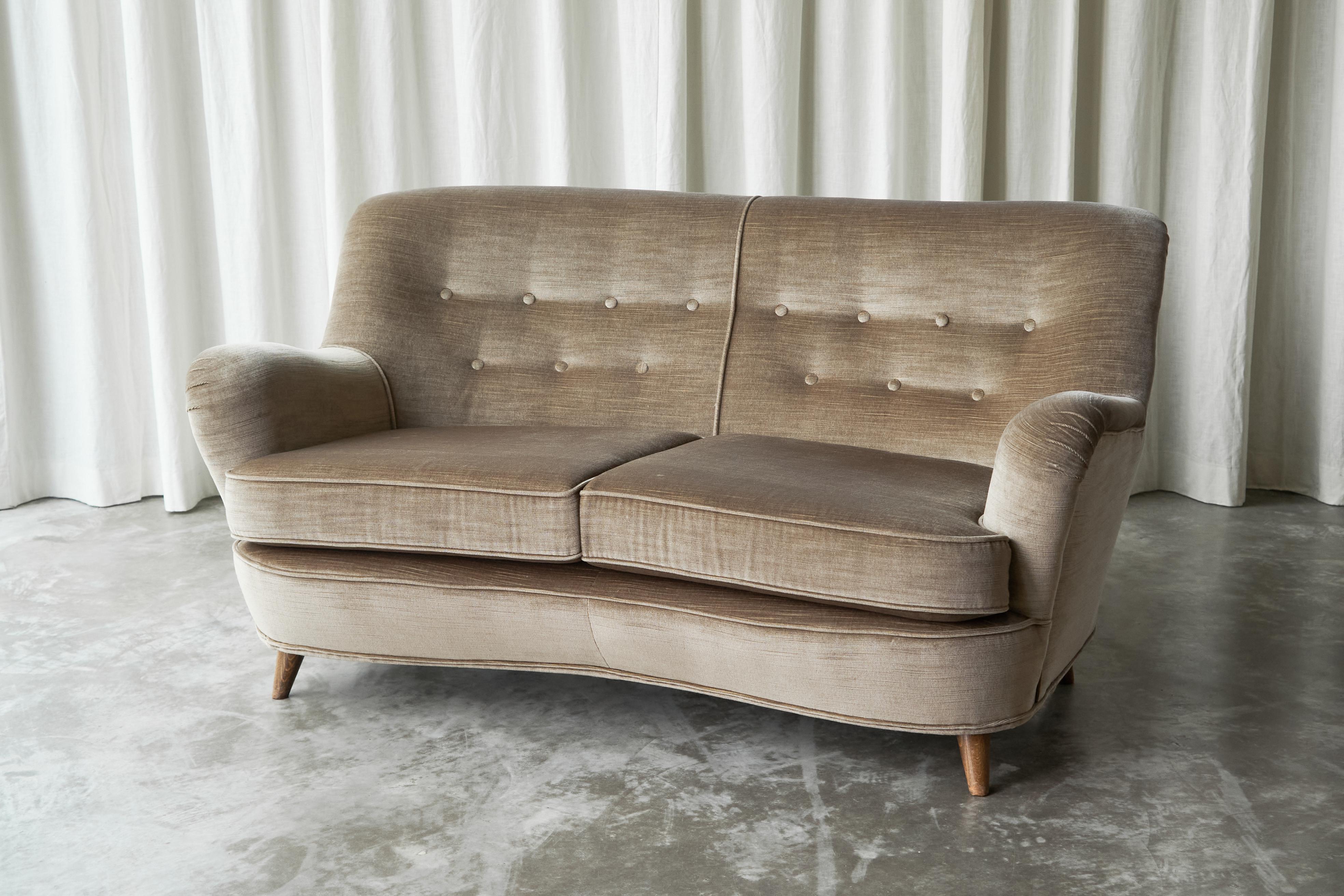 European Scandinavian Modern Curved 2-seater 'Banana' Sofa in Velvet 1960s