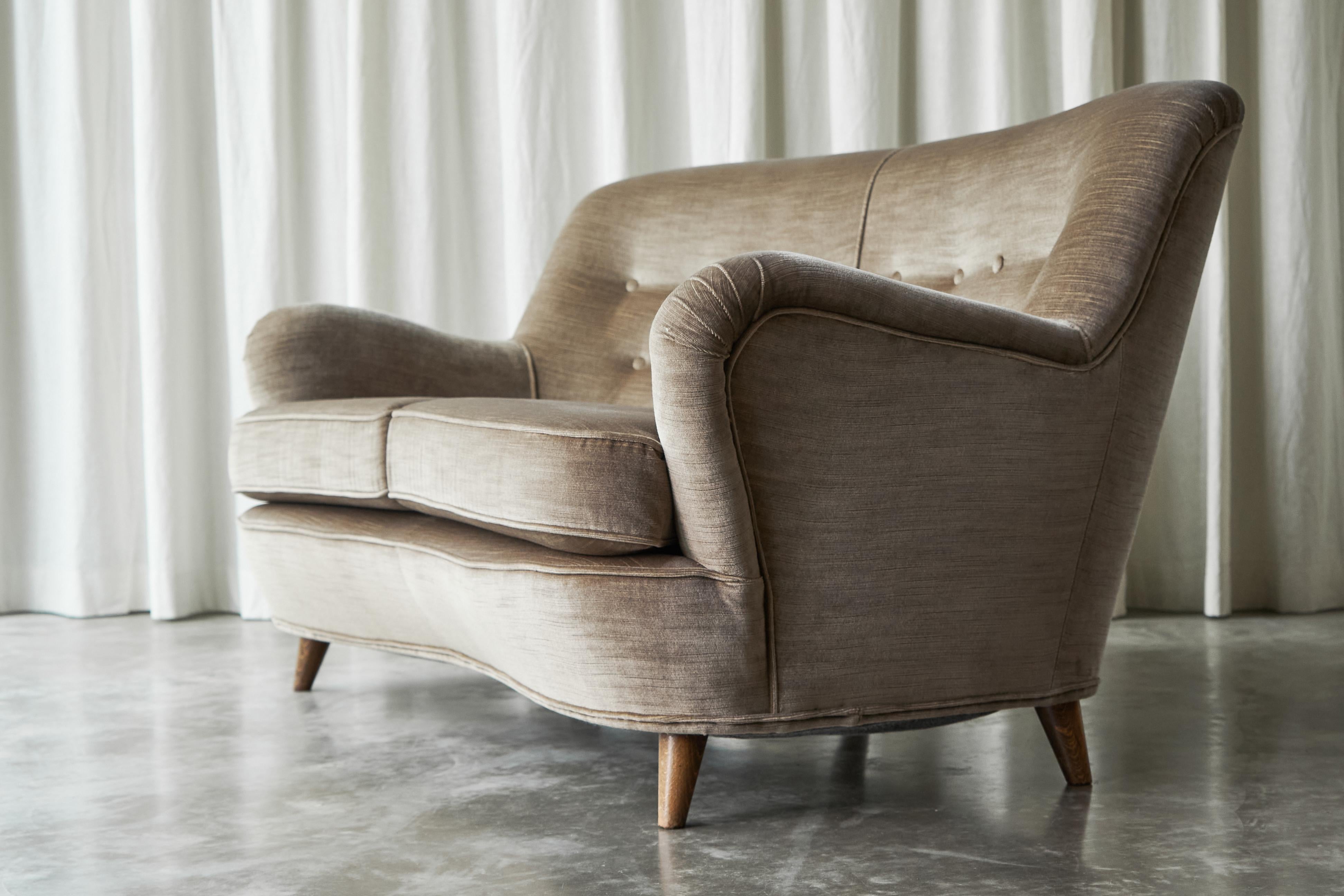 20th Century Scandinavian Modern Curved 2-seater 'Banana' Sofa in Velvet 1960s