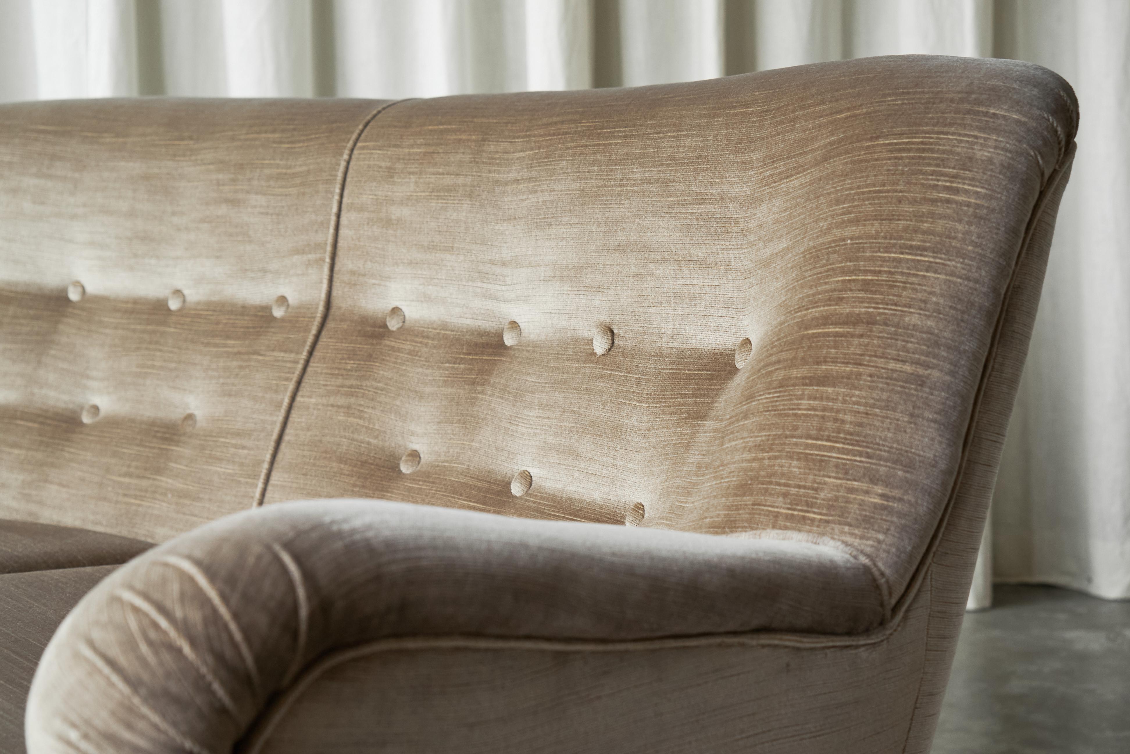 Scandinavian Modern Curved 2-seater 'Banana' Sofa in Velvet 1960s 1