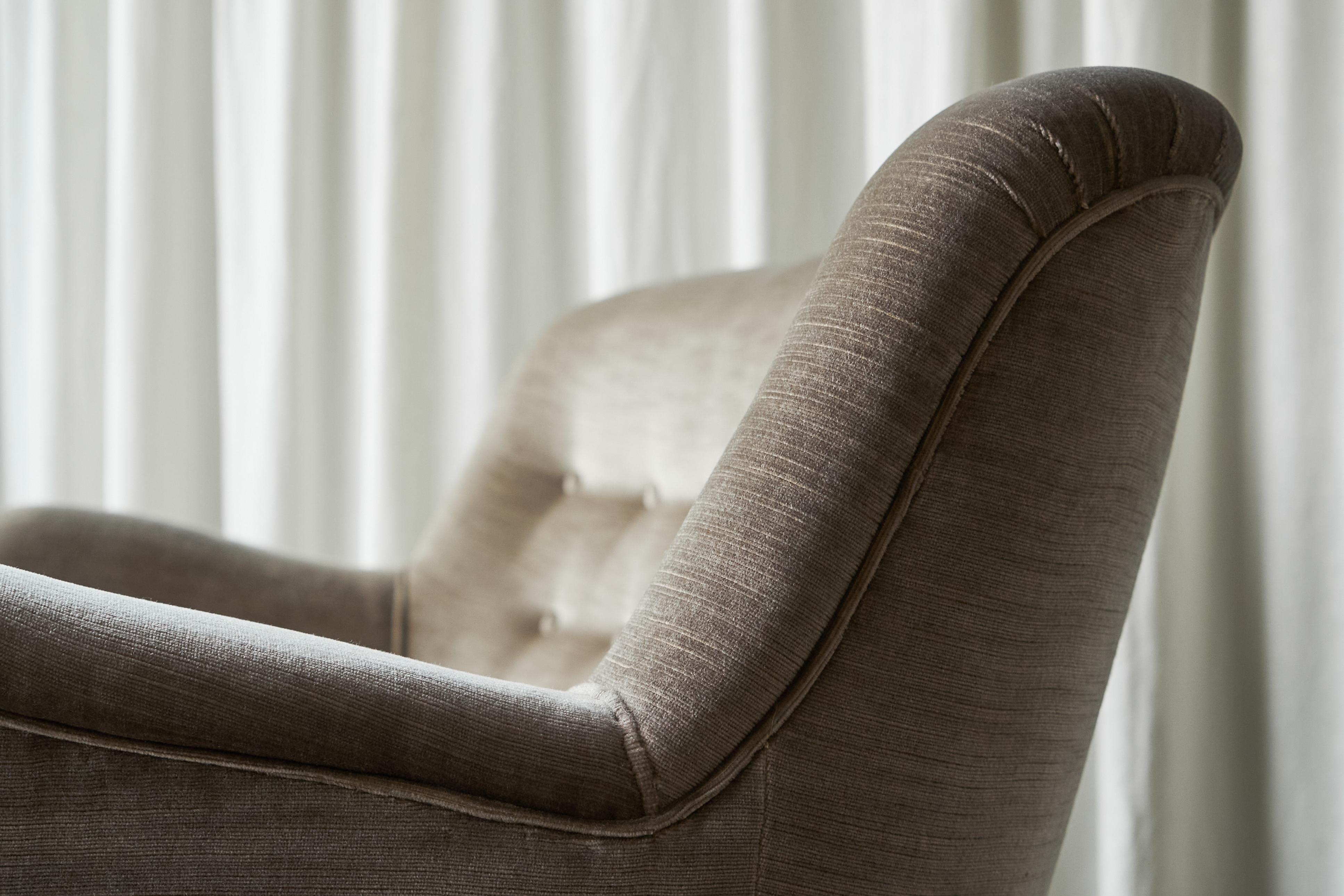 Scandinavian Modern Curved 2-seater 'Banana' Sofa in Velvet 1960s 3