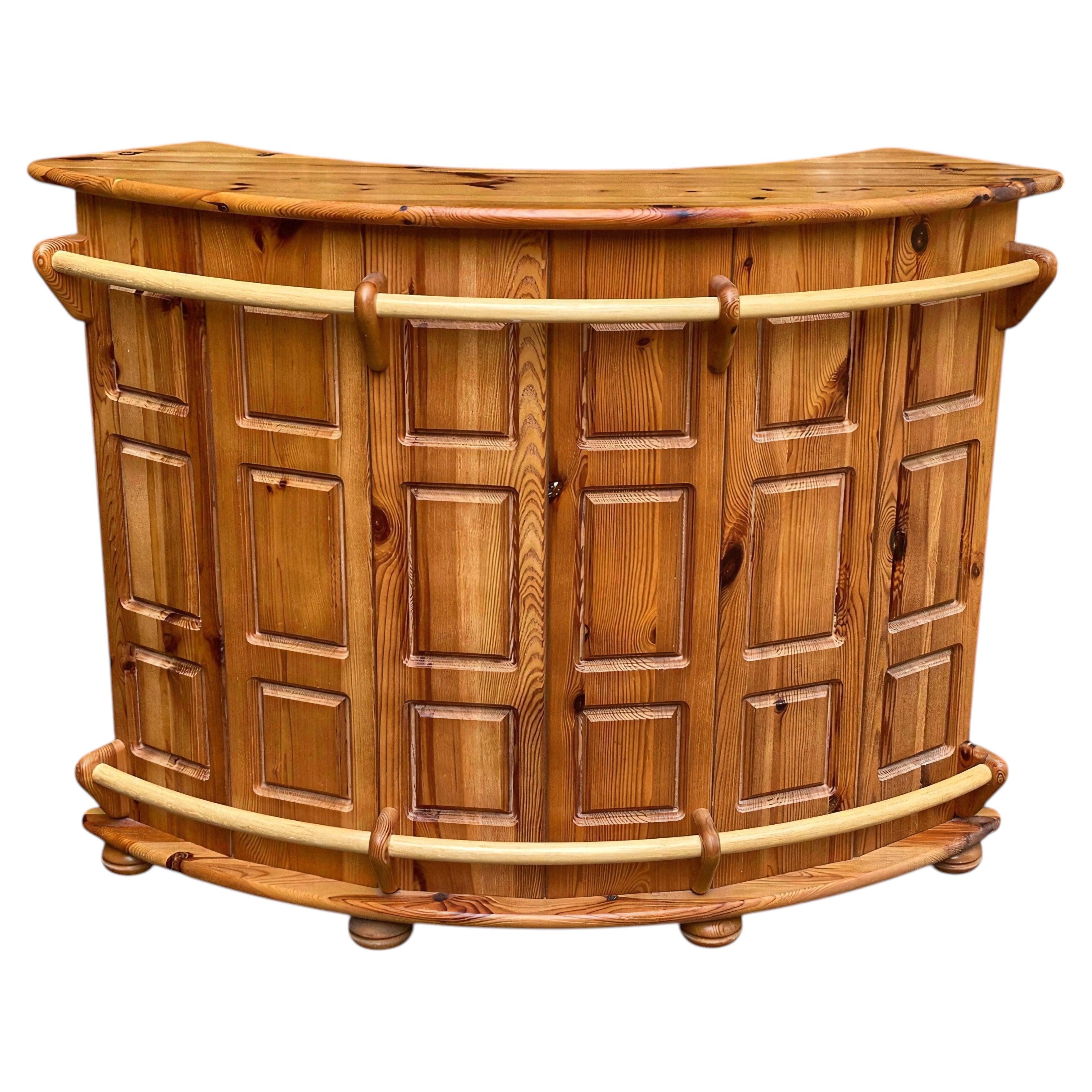 Mueble de bar curvo de estilo moderno escandinavo, de pino macizo, con paneles tallados, de los años 70 en venta