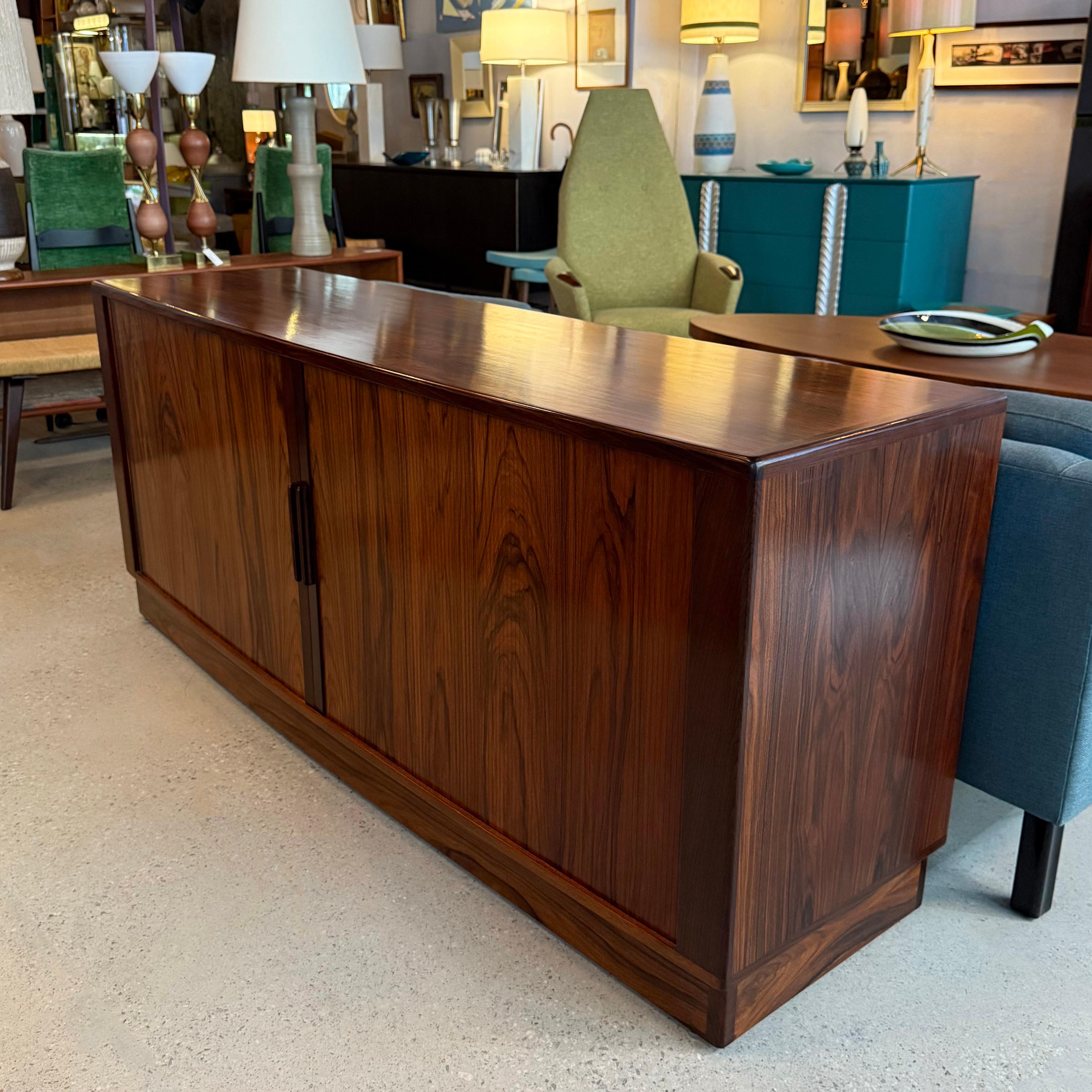 Scandinave moderne The Modern Scandinavian Scandinavian Modern Scandinavian scandinavian scandinavian scandinavian scandinavian scandinavian scandinavian front curved front Rosewood Tambour Credenza en vente