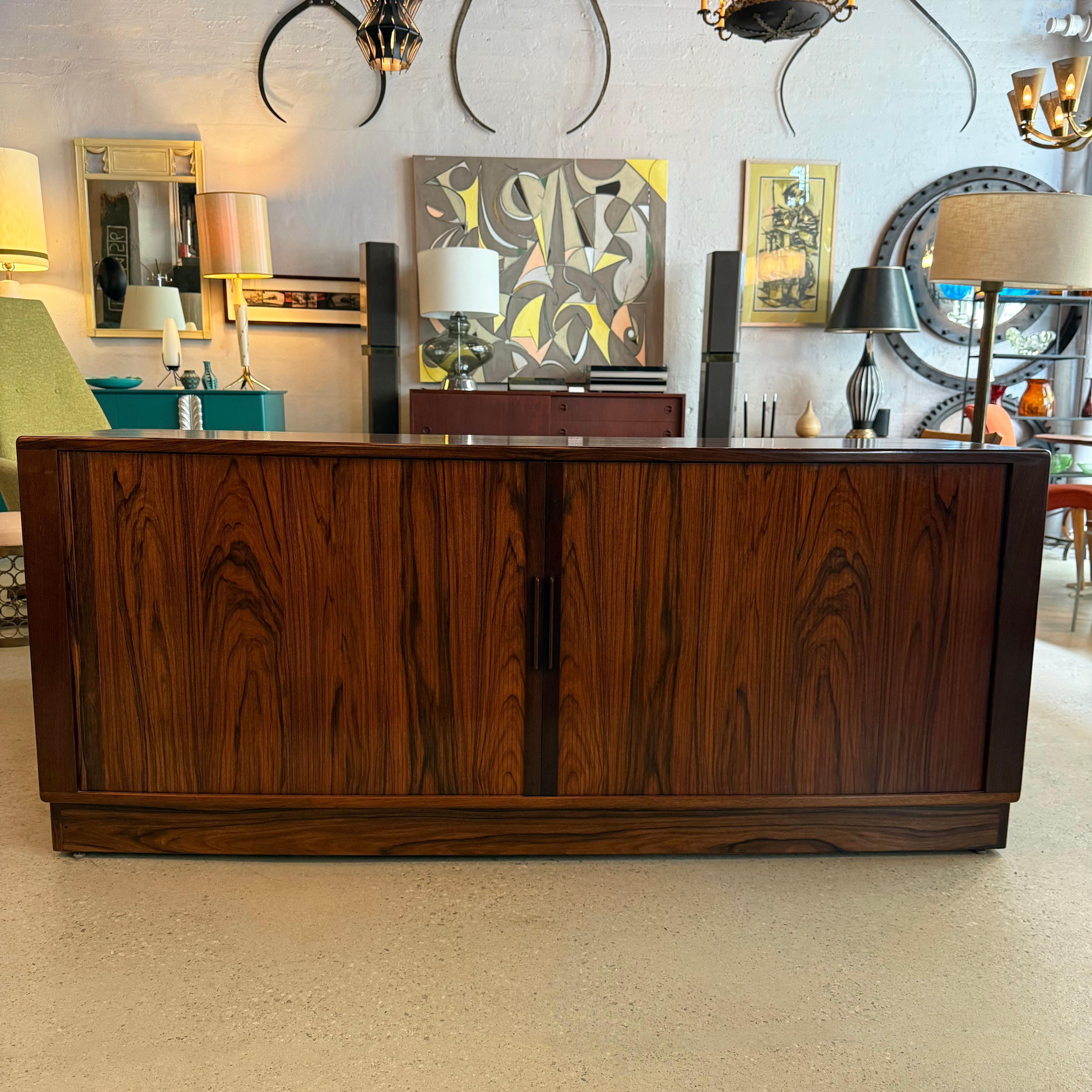 Danois The Modern Scandinavian Scandinavian Modern Scandinavian scandinavian scandinavian scandinavian scandinavian scandinavian scandinavian front curved front Rosewood Tambour Credenza en vente