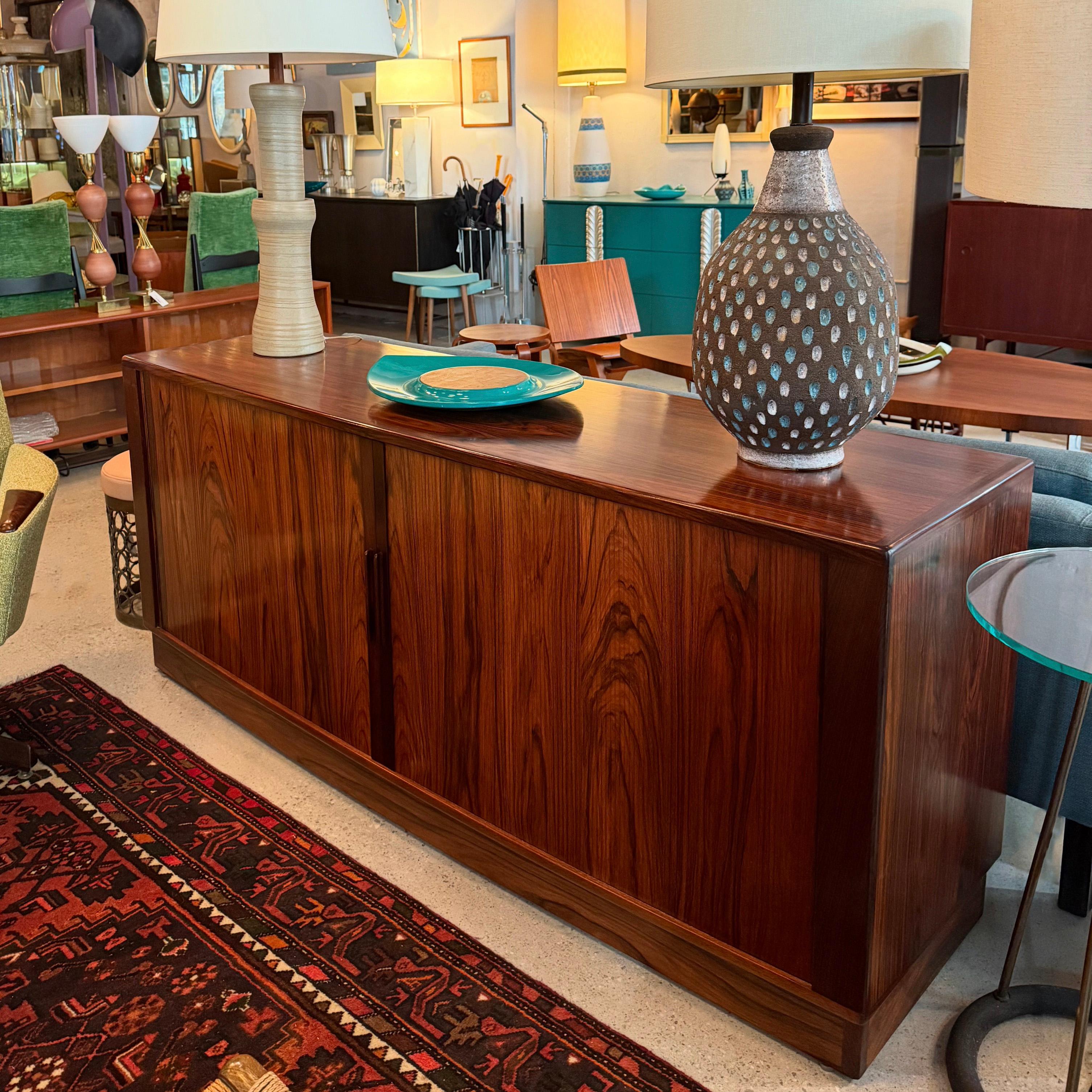 The Modern Scandinavian Scandinavian Modern Scandinavian scandinavian scandinavian scandinavian scandinavian scandinavian scandinavian front curved front Rosewood Tambour Credenza Bon état - En vente à Brooklyn, NY