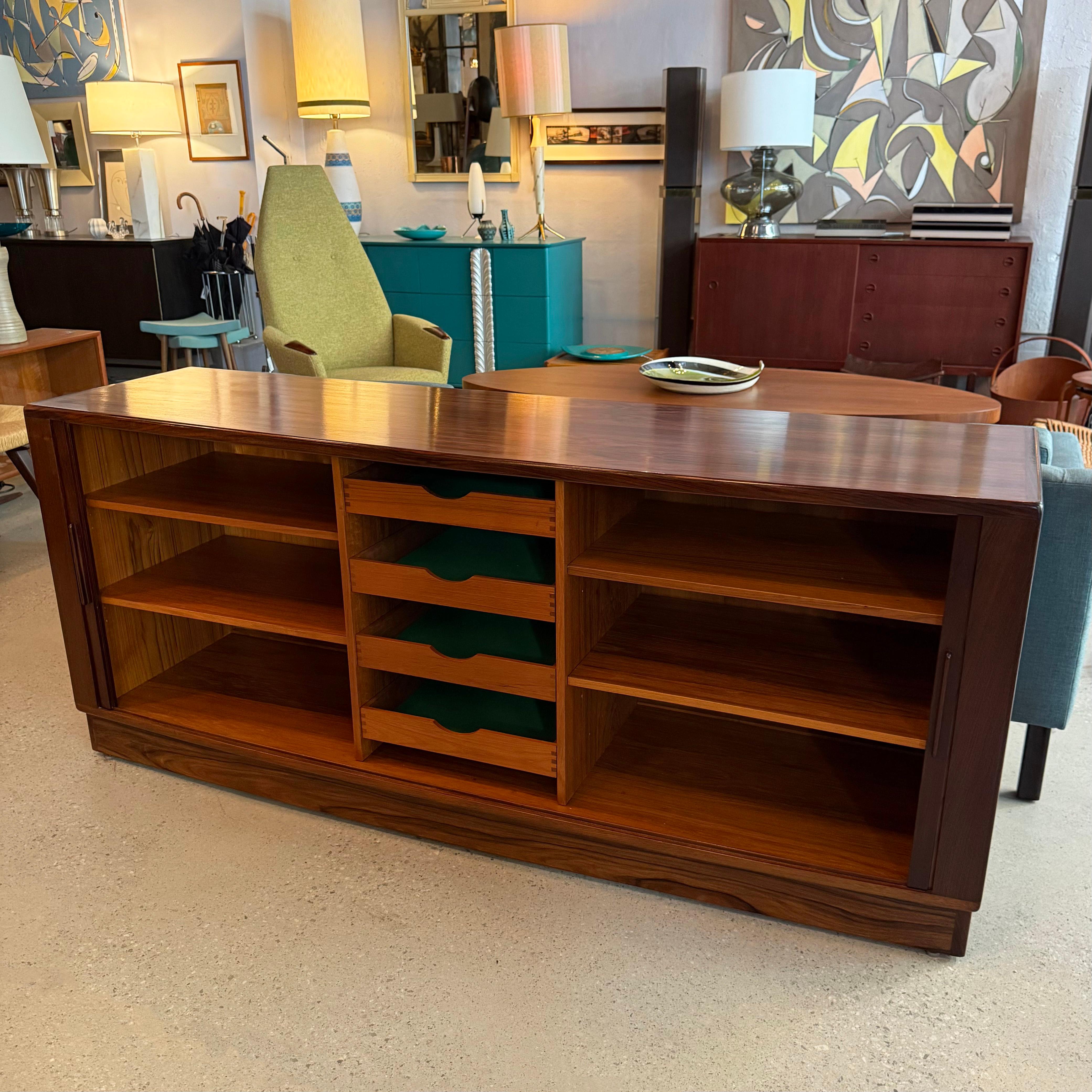 20ième siècle The Modern Scandinavian Scandinavian Modern Scandinavian scandinavian scandinavian scandinavian scandinavian scandinavian scandinavian front curved front Rosewood Tambour Credenza en vente