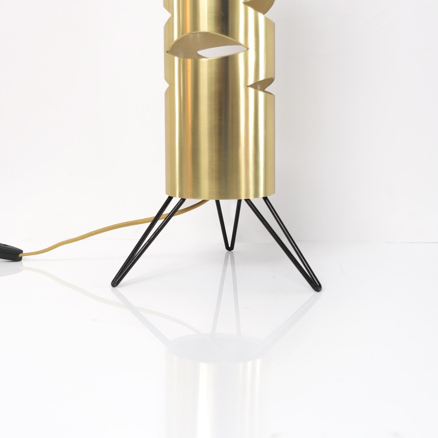 Skandinavische moderne zylindrische Messinglampe mit Ausschnitten auf einem Dreibein-Sockel (Poliert) im Angebot