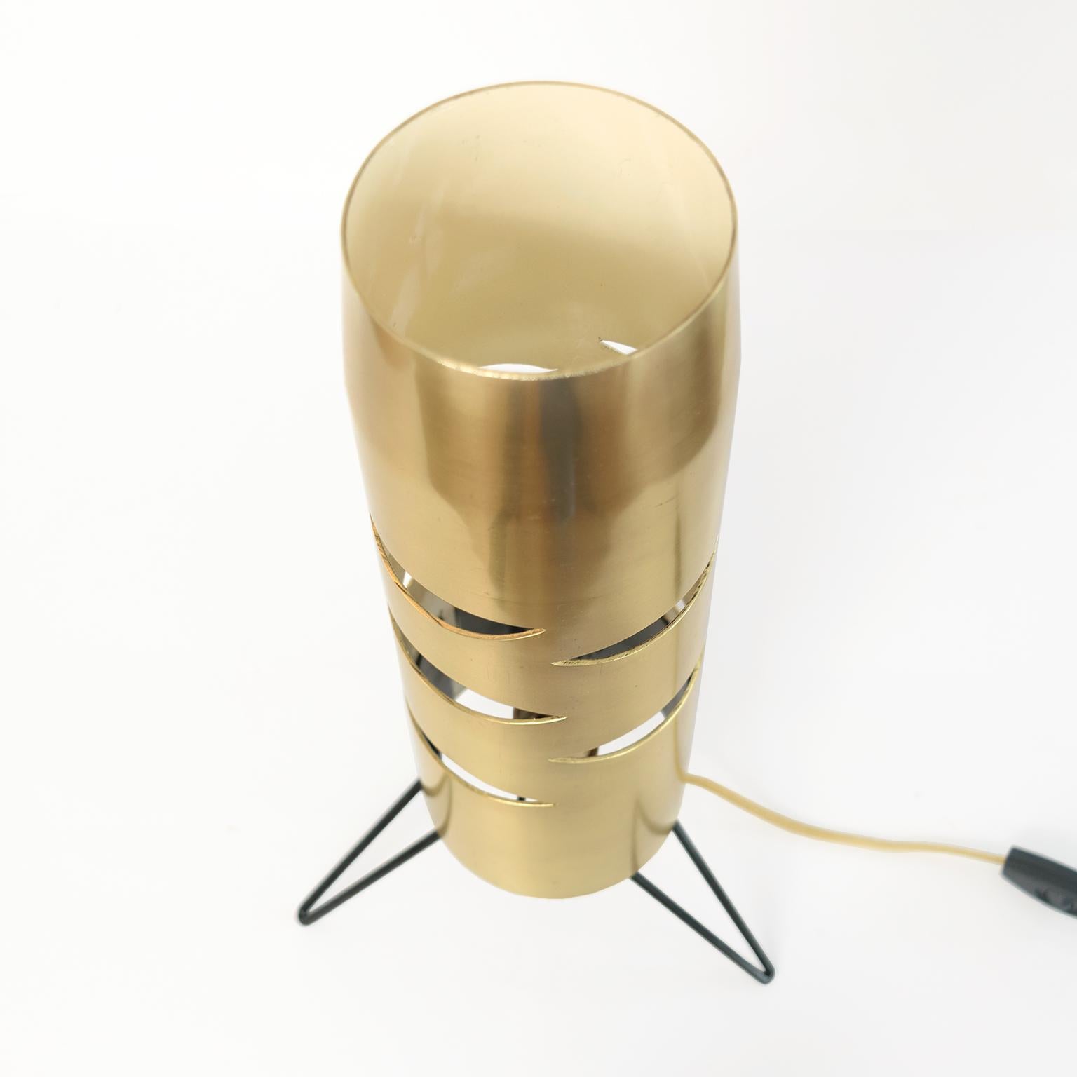 Skandinavische moderne zylindrische Messinglampe mit Ausschnitten auf einem Dreibein-Sockel im Zustand „Gut“ im Angebot in New York, NY