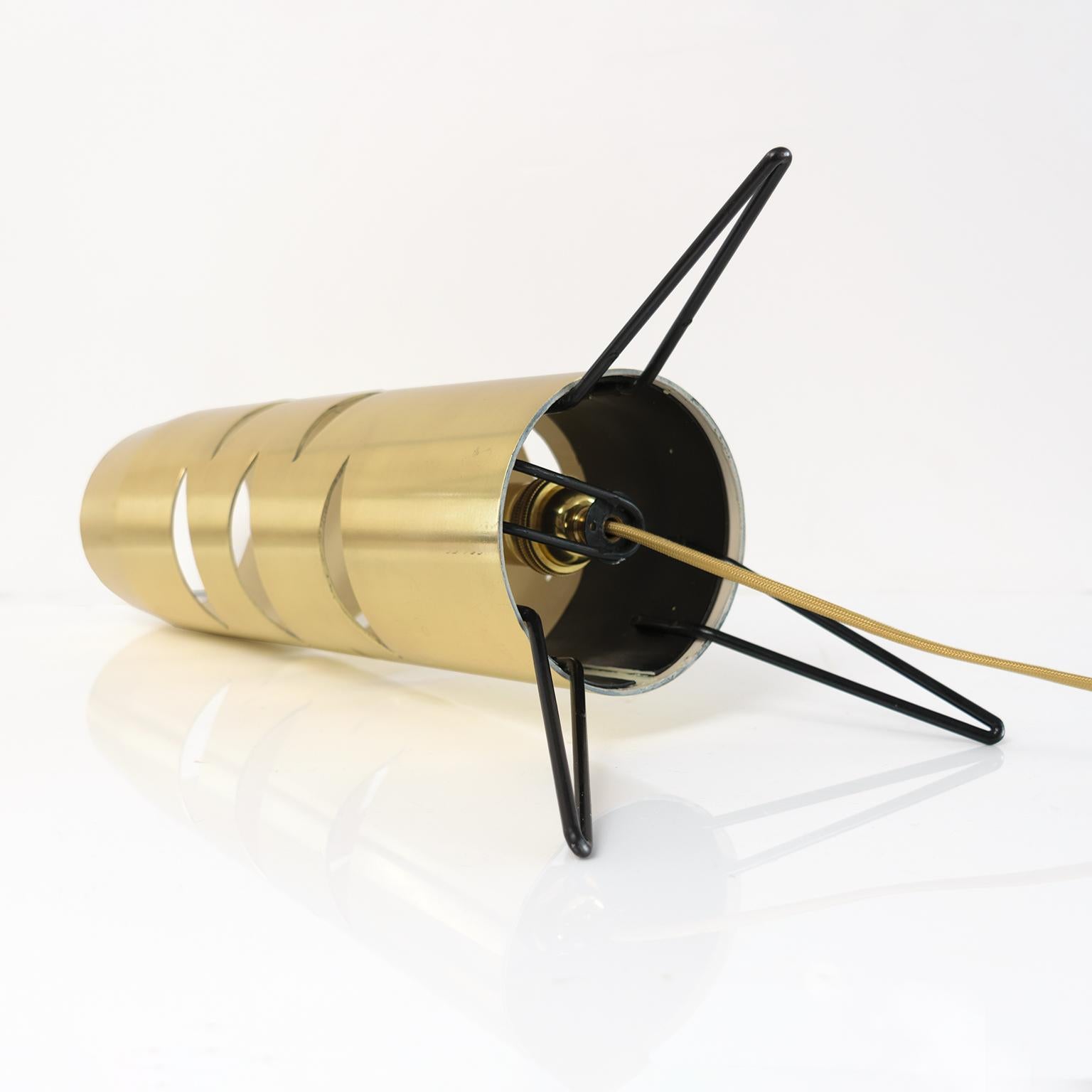 Lampe cylindrique moderne scandinave en laiton avec découpes sur socle tripode Bon état - En vente à New York, NY