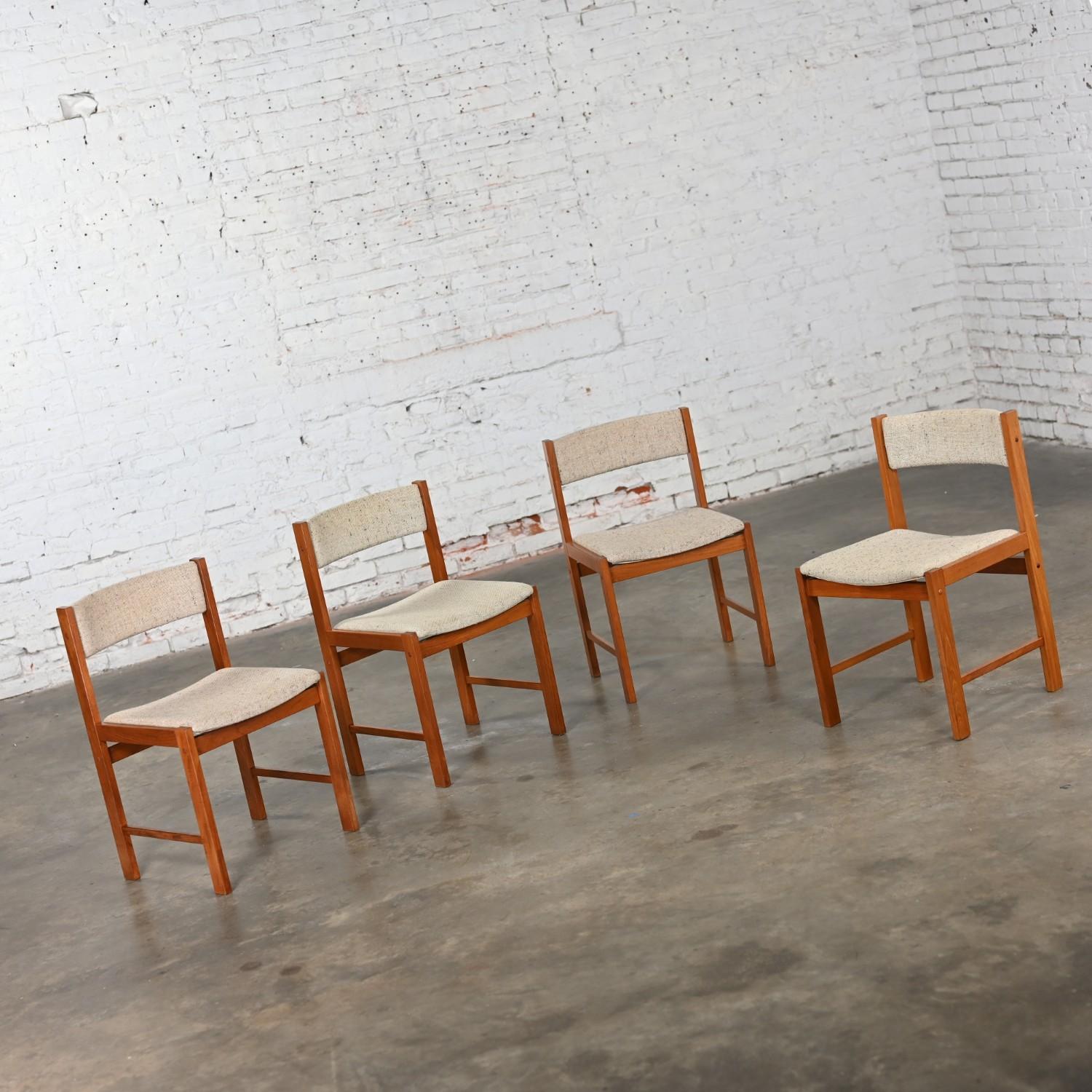 Sedie da pranzo The Modern Scandinavian Scan con struttura in teak e tessuto color avena, set di 4 pezzi in vendita 3