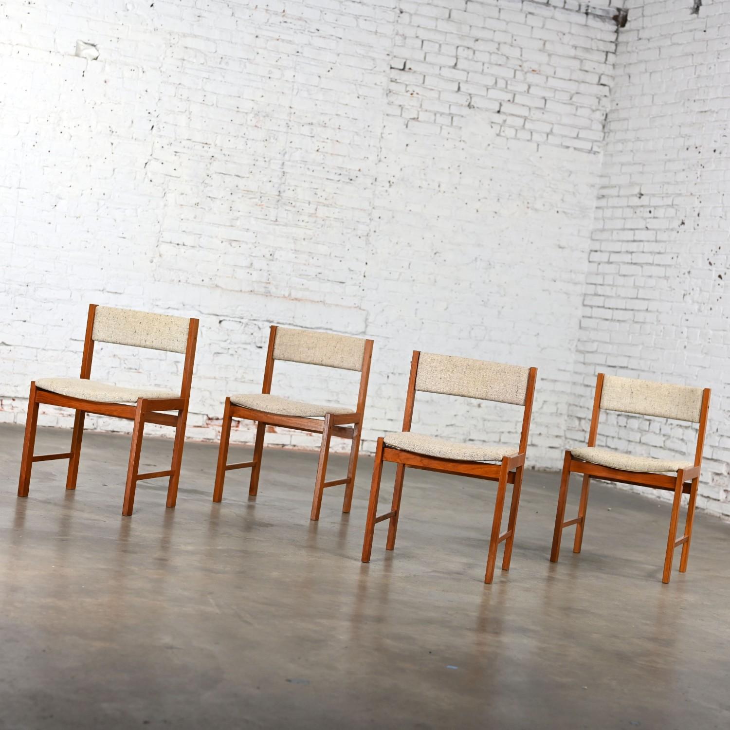 Sedie da pranzo The Modern Scandinavian Scan con struttura in teak e tessuto color avena, set di 4 pezzi in vendita 4