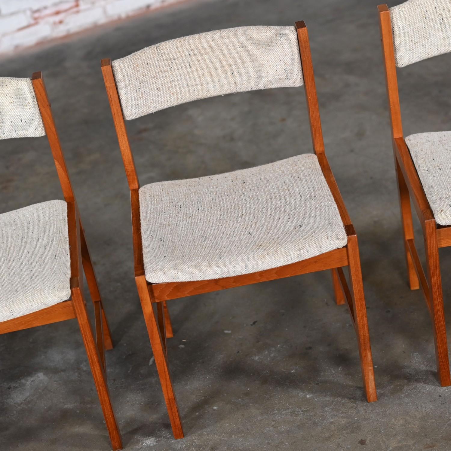 Sedie da pranzo The Modern Scandinavian Scan con struttura in teak e tessuto color avena, set di 4 pezzi in vendita 7