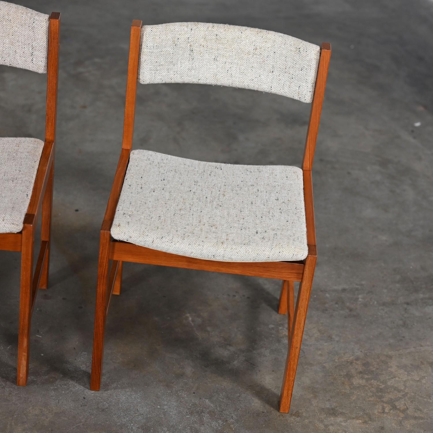 Sedie da pranzo The Modern Scandinavian Scan con struttura in teak e tessuto color avena, set di 4 pezzi in vendita 8