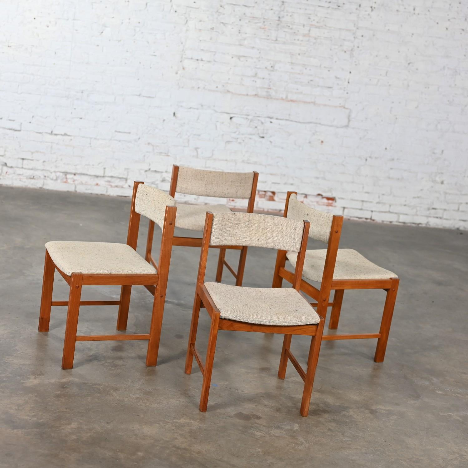 Splendide sedie da pranzo vintage The Modern Scandinavian A. con struttura in teak e tessuto in tweed color avena, set di 4. Condizioni splendide, tenendo presente che si tratta di oggetti vintage e non nuovi, quindi presentano segni di utilizzo e