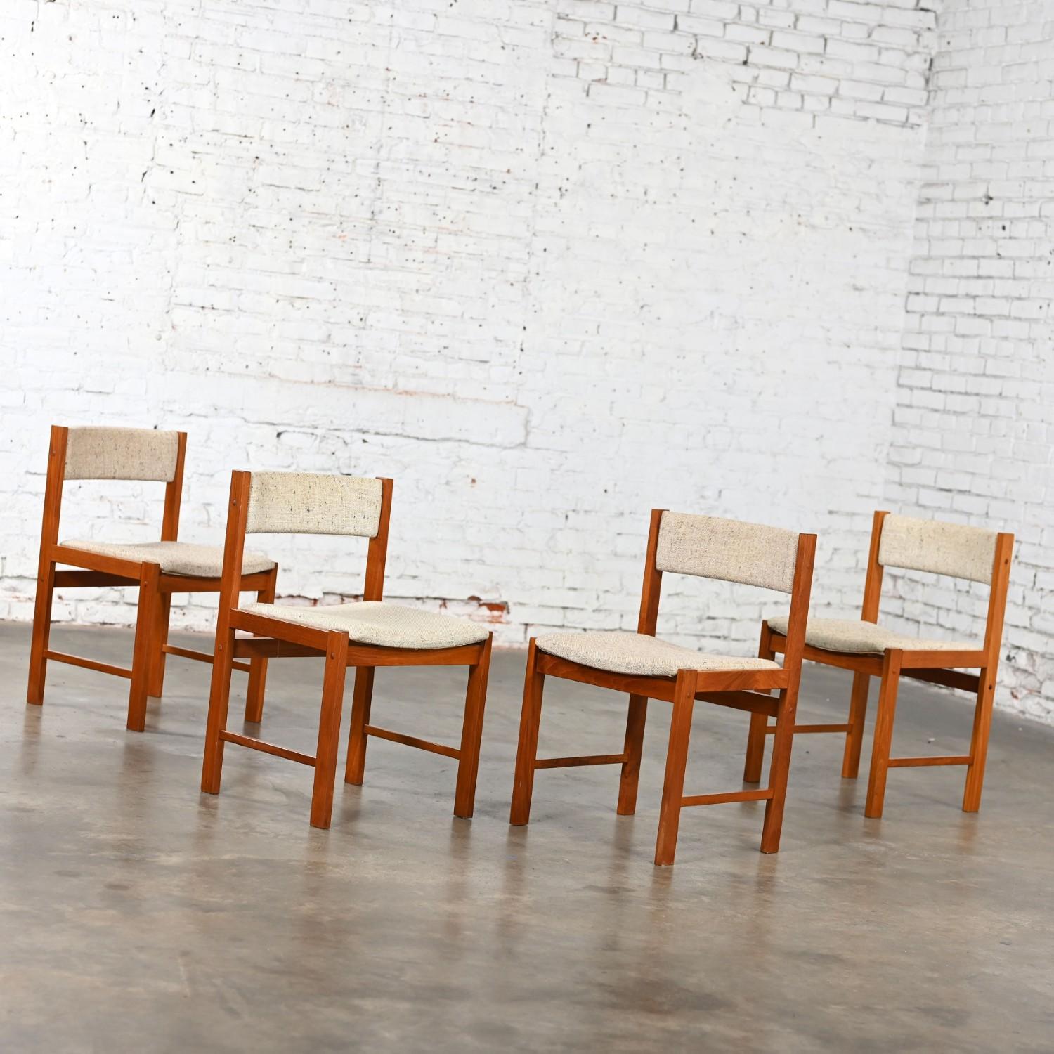 Sedie da pranzo The Modern Scandinavian Scan con struttura in teak e tessuto color avena, set di 4 pezzi in vendita 13
