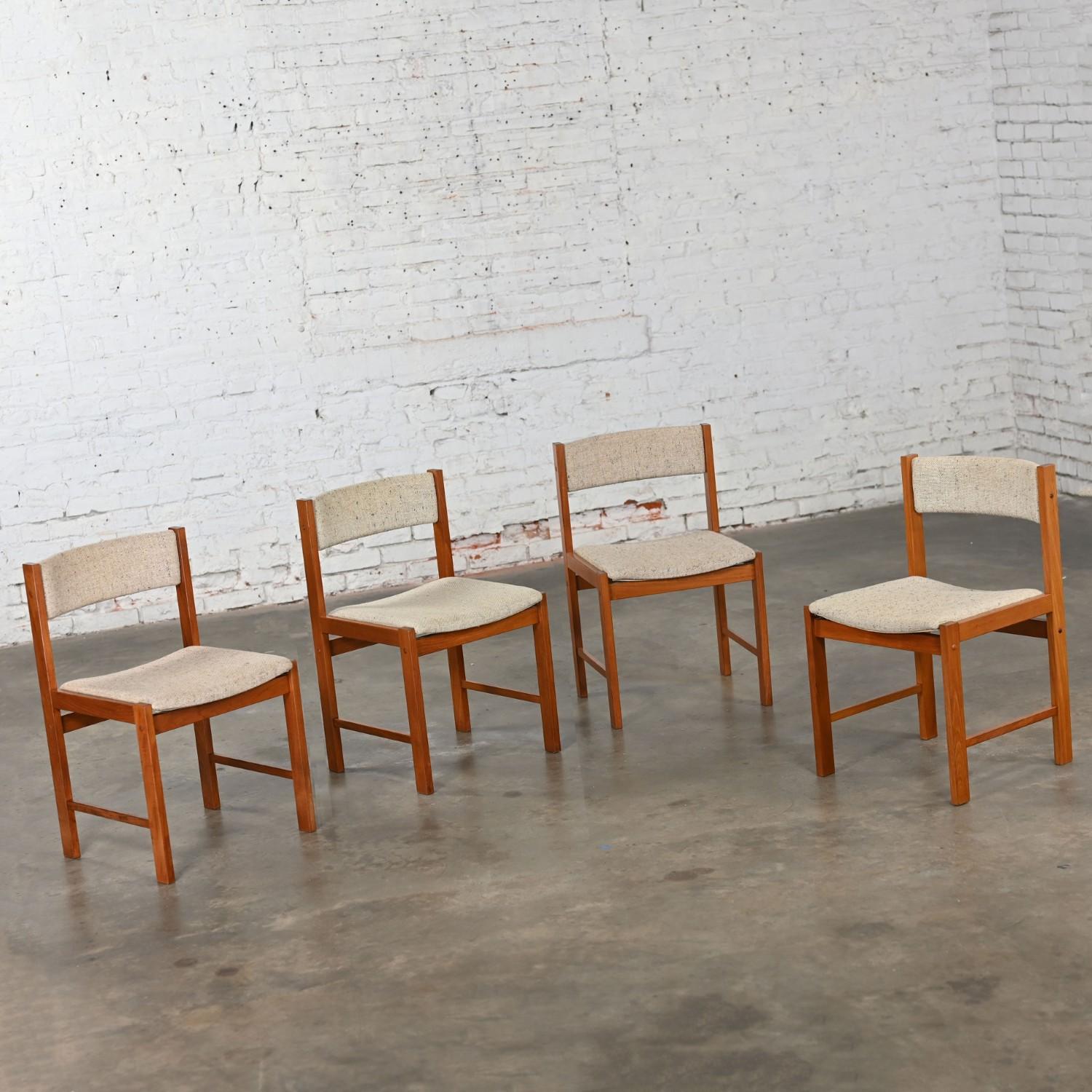 Scandinavo moderno Sedie da pranzo The Modern Scandinavian Scan con struttura in teak e tessuto color avena, set di 4 pezzi in vendita