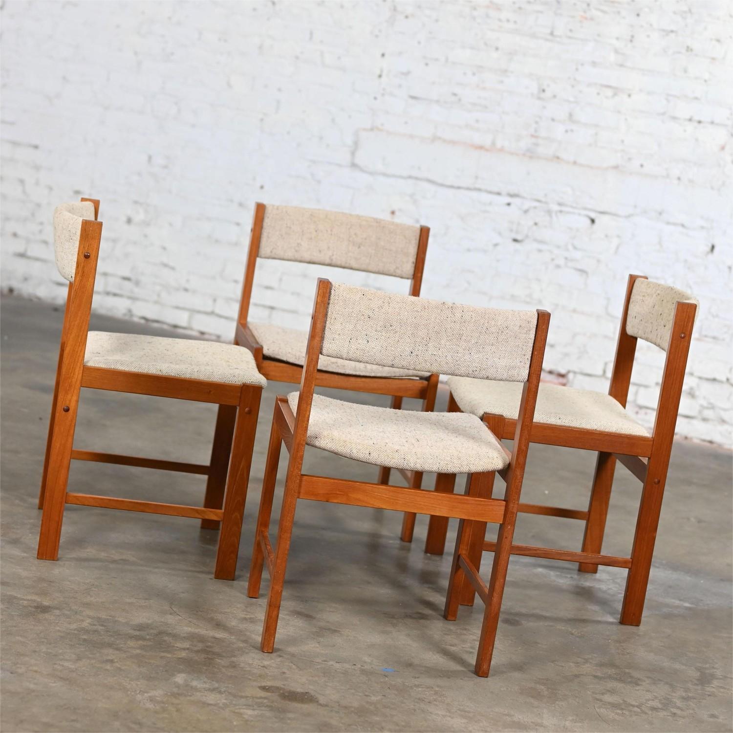 Singaporiano Sedie da pranzo The Modern Scandinavian Scan con struttura in teak e tessuto color avena, set di 4 pezzi in vendita