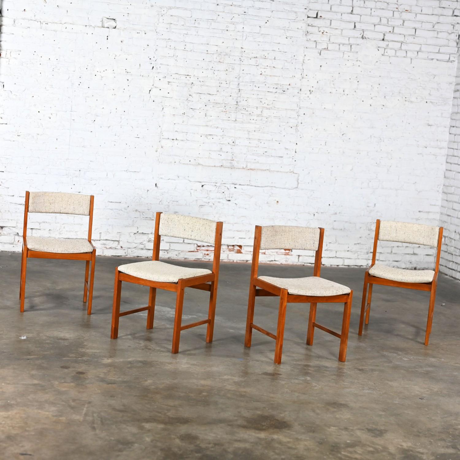 Sedie da pranzo The Modern Scandinavian Scan con struttura in teak e tessuto color avena, set di 4 pezzi In condizioni buone in vendita a Topeka, KS