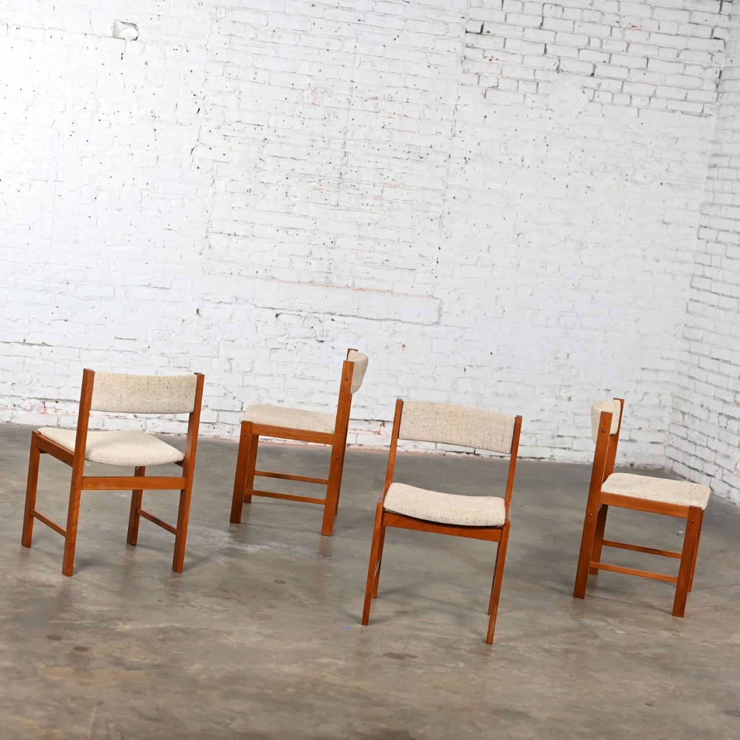 Tessuto Sedie da pranzo The Modern Scandinavian Scan con struttura in teak e tessuto color avena, set di 4 pezzi in vendita