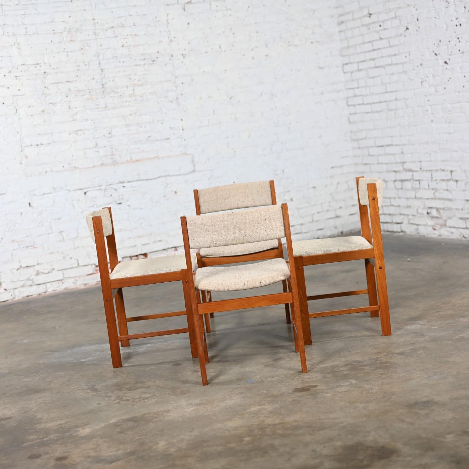 Sedie da pranzo The Modern Scandinavian Scan con struttura in teak e tessuto color avena, set di 4 pezzi in vendita 1