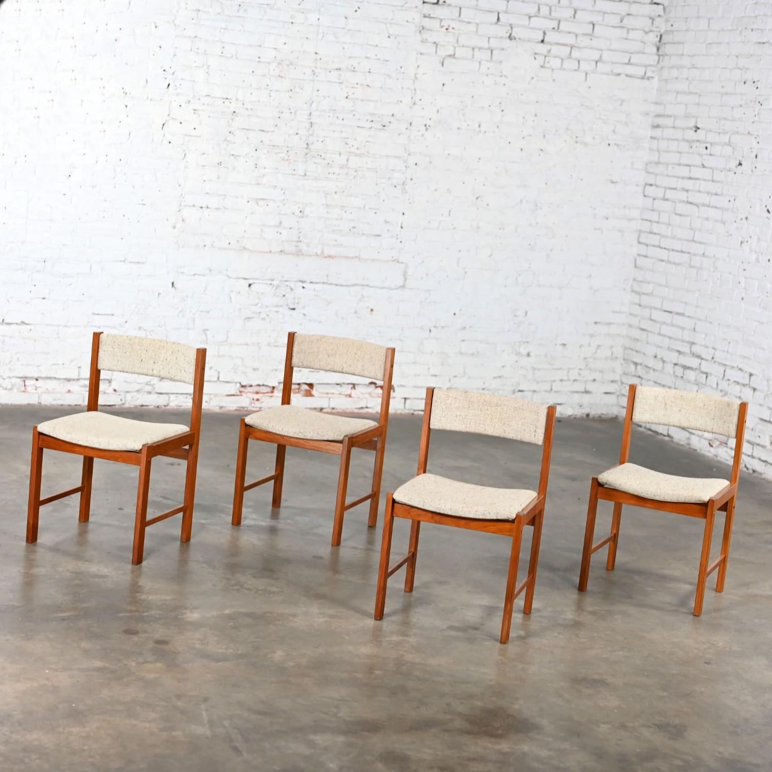 Sedie da pranzo The Modern Scandinavian Scan con struttura in teak e tessuto color avena, set di 4 pezzi in vendita 2