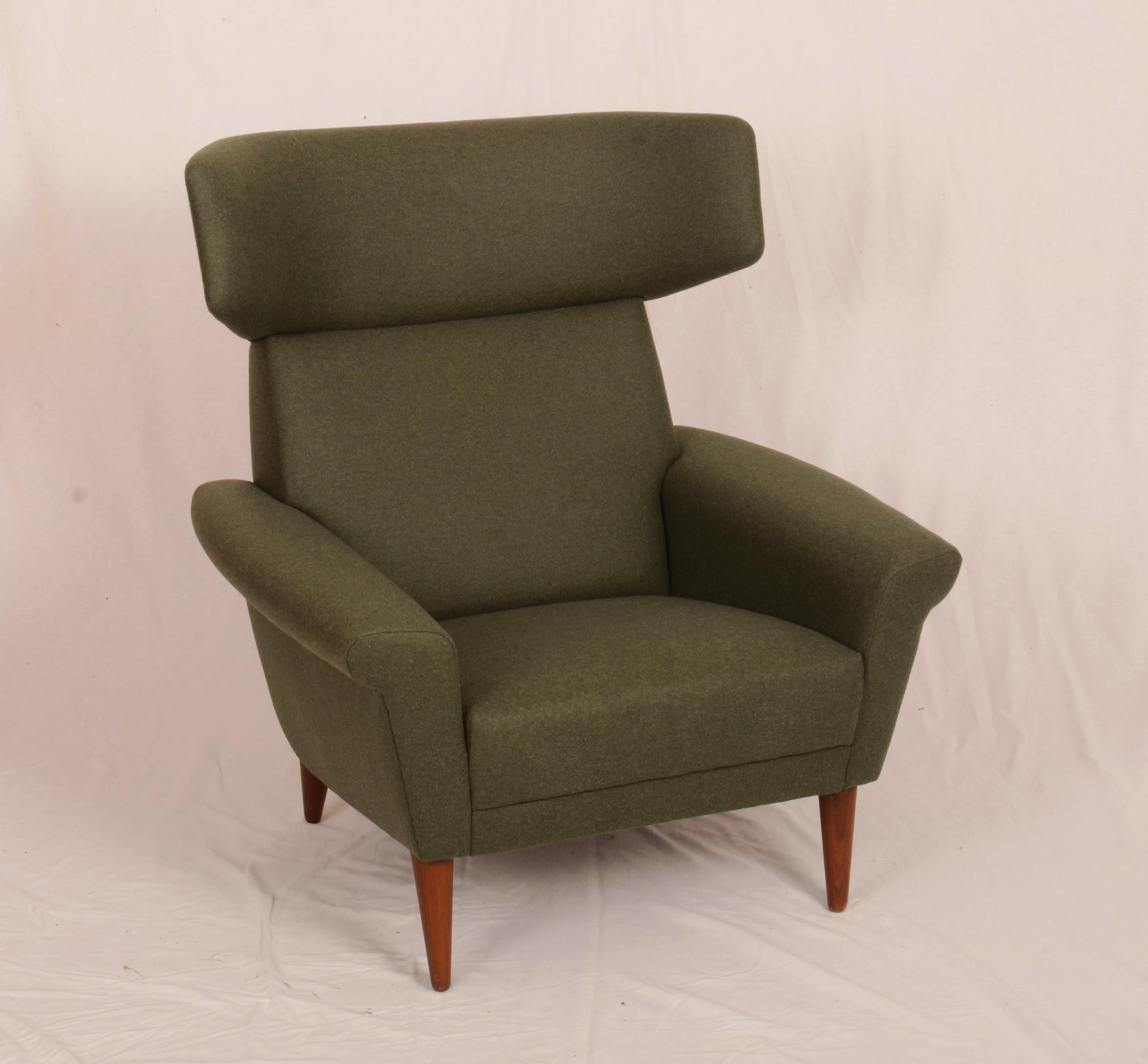 Midcentuy danish wingback or ox armchair standing on tapered teak legs. Desingned and manufactured in the 1950s by Fredricia Stolefabrik. Excelent new wool upholstery.