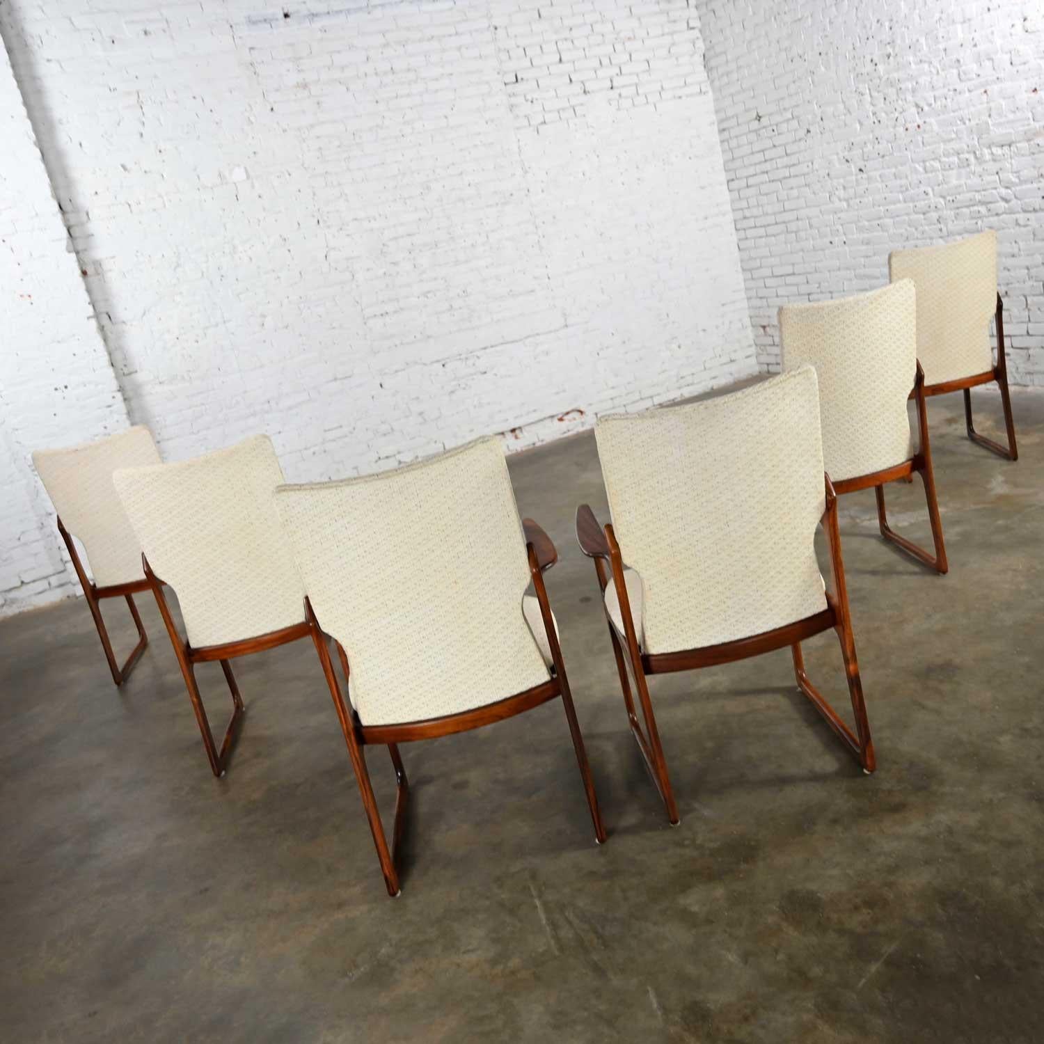 Chaises de salle à manger danoises modernes et scandinaves en bois de rose par Art Furn, lot de 6 en vente 3
