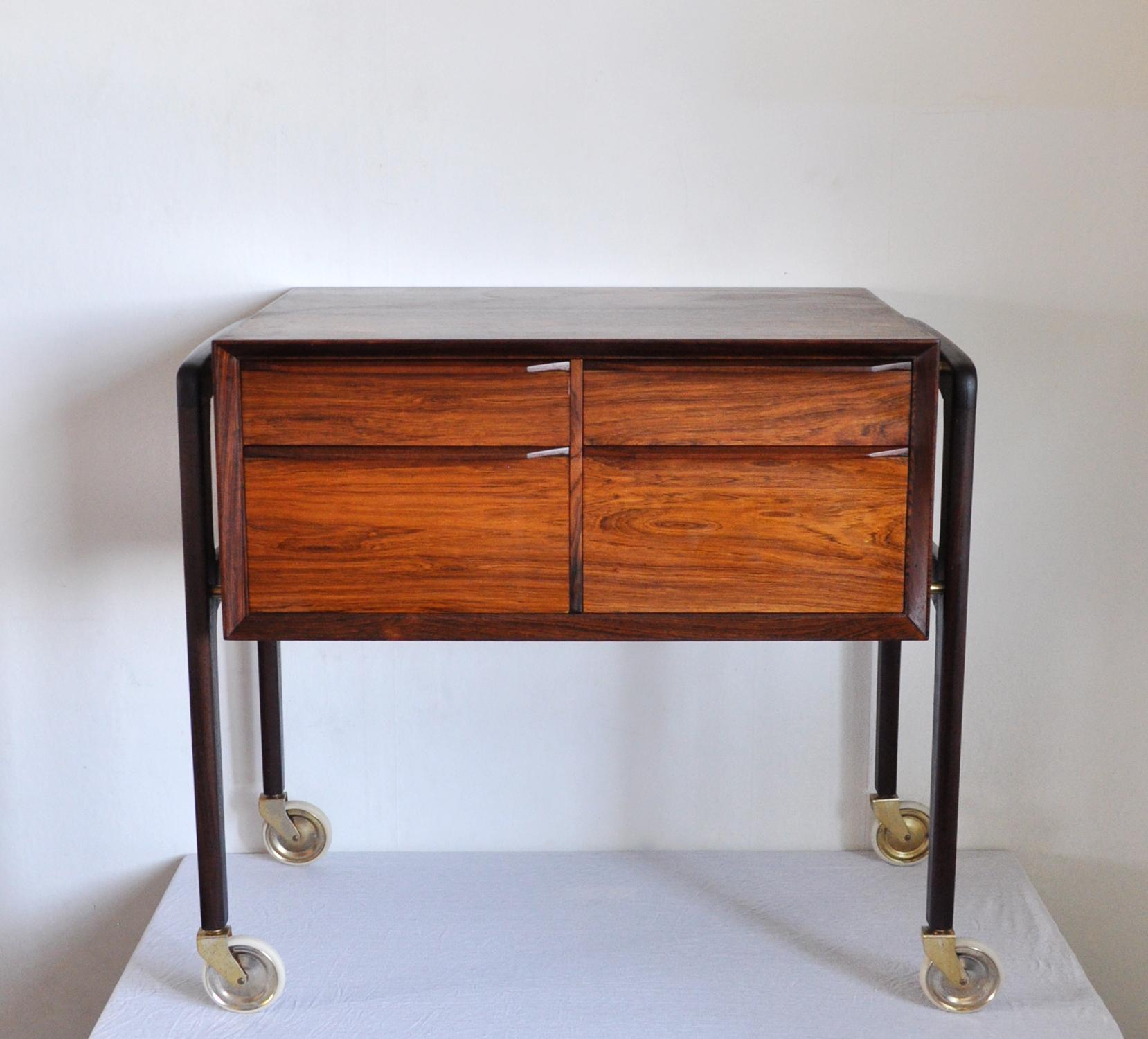 Danish cabinetmaker rosewood sewing trolley, 1950s, Denmark. Nicely made with four drawers and spool holders. Fine craftsmanship details, brass details and original castors.
Can be used as a side or occasional table. The casters let it roll