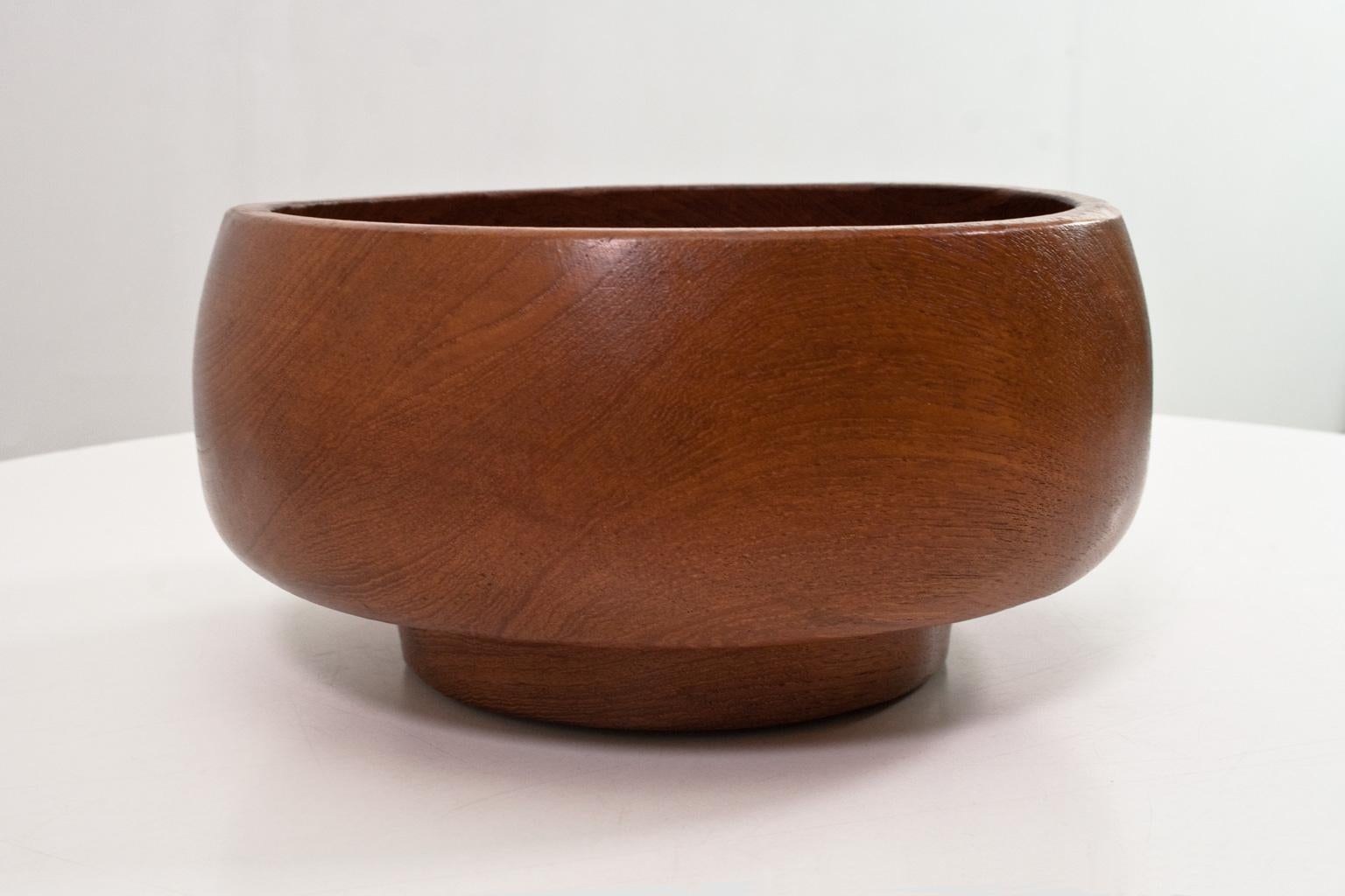 Large and heavy Danish modern decorative sculptural and handmade teak bowl. A wooden bowl on foot, made out of solid teak. Large size 25cm / 9.8 inch. Mid century table piece in excellent condition made of 12 mm thick teak wood, originated in