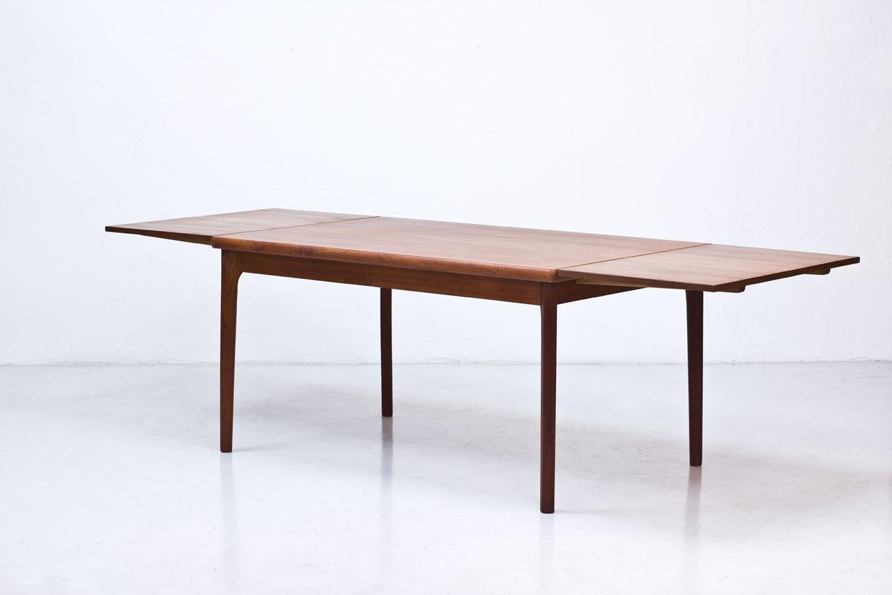 Scandinavian Modern Danish Teak Extendable Dining Table by Henning Kjærnulf In Good Condition In Stockholm, Stockholms län