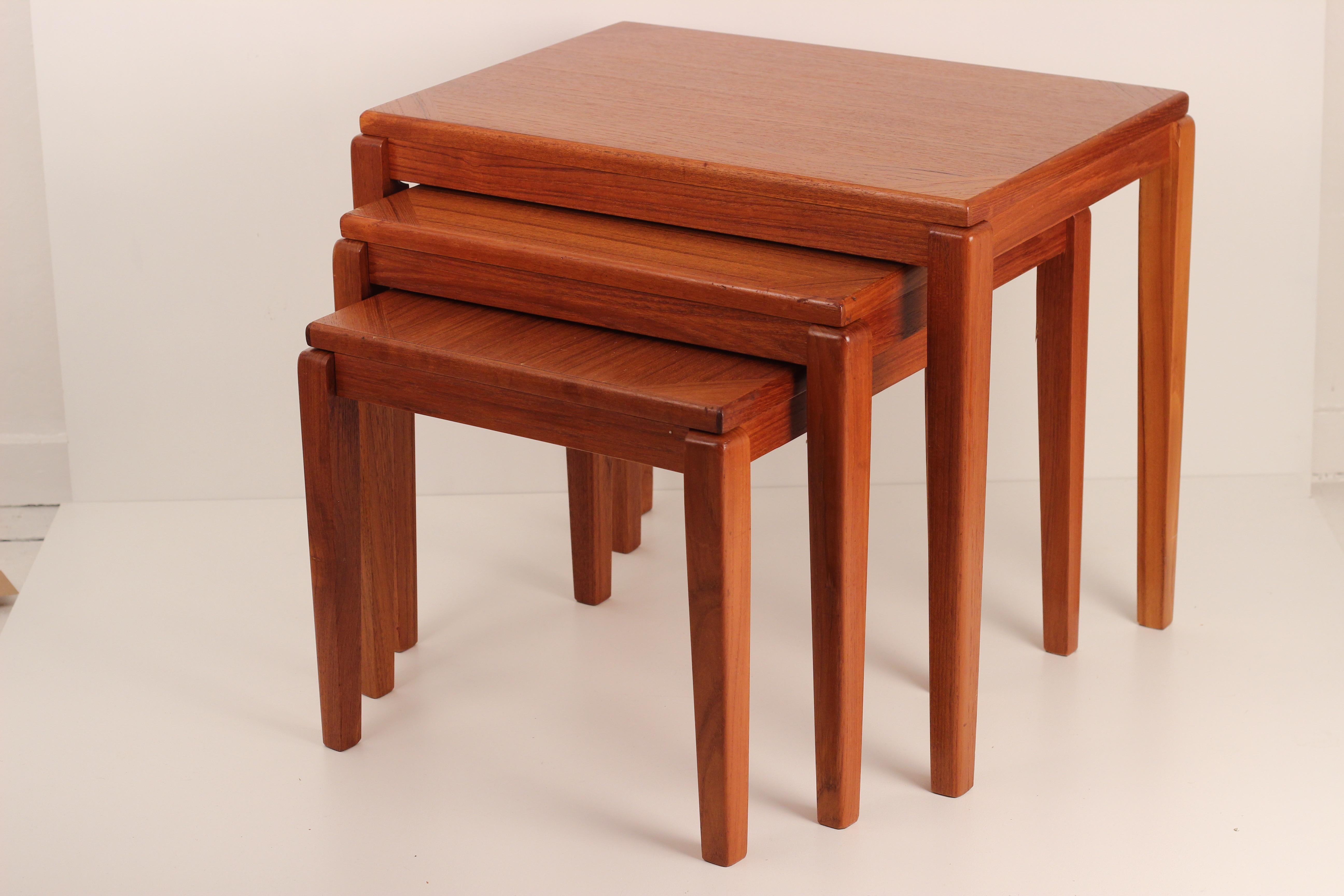 Eine einfache gepaart zurück dänischen entworfen Teak Mid-Century Modern Nest von 3 Tischen. Professionell poliert und in gutem Zustand. Die Beine dieser Tische mit ihrer feinen und interessanten Maserung und den einfachen Details sind zerlegbar und