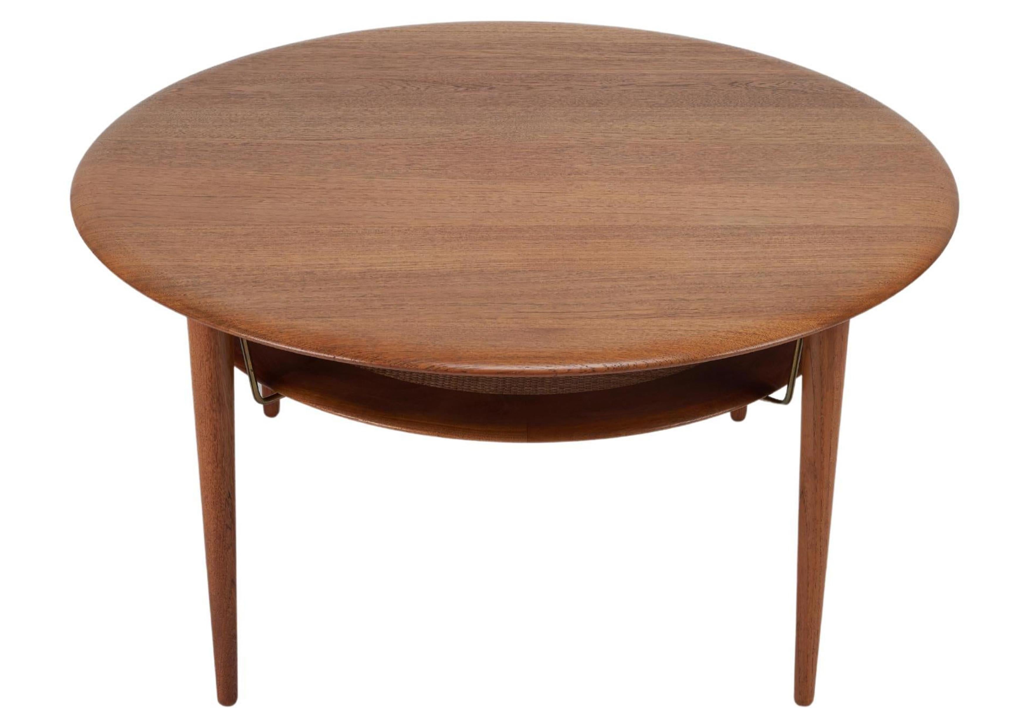 Mesa circular moderna escandinava danesa de ratán y teca Peter Hvidt France & Sons Danés en venta