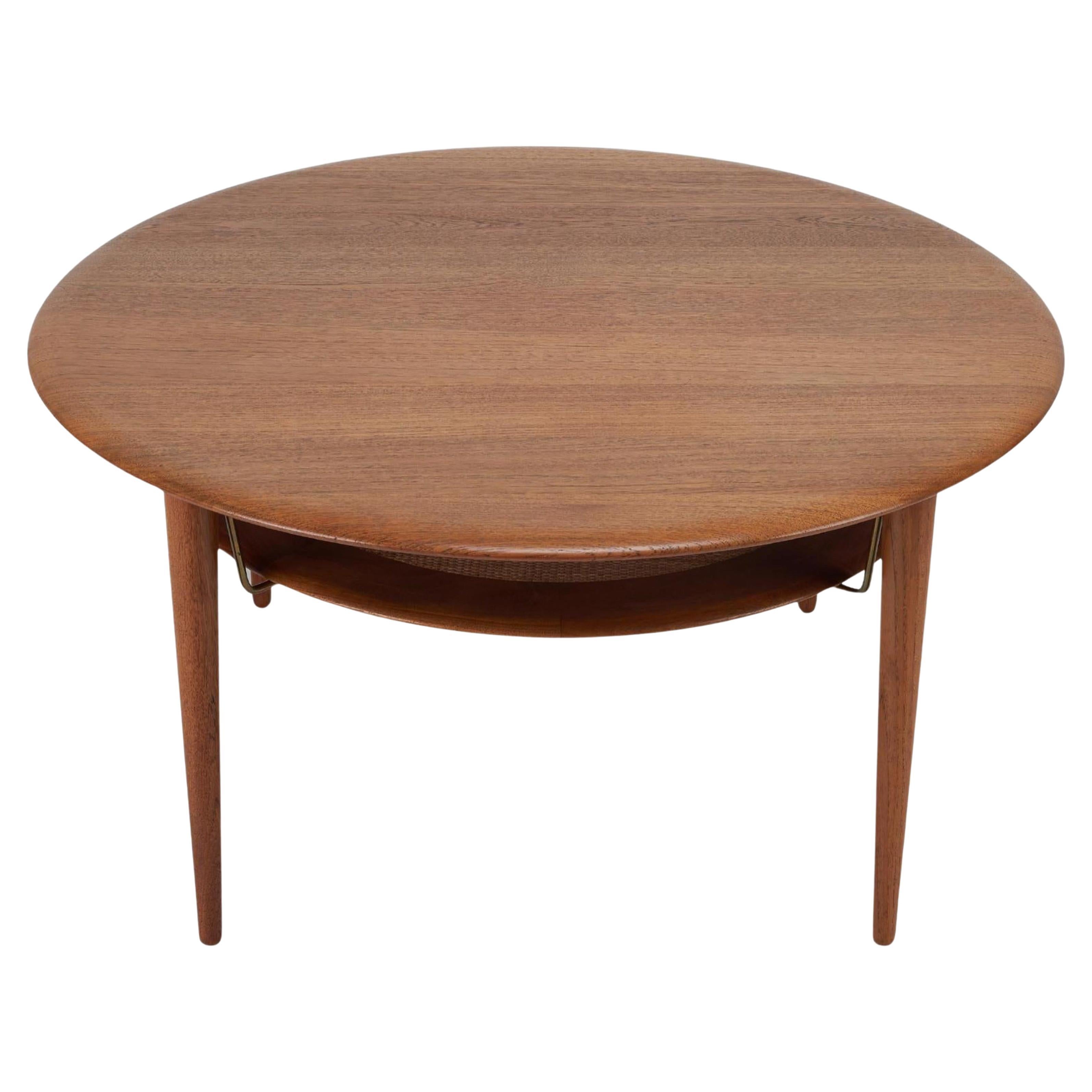 Mesa circular moderna escandinava danesa de ratán y teca Peter Hvidt France & Sons en venta