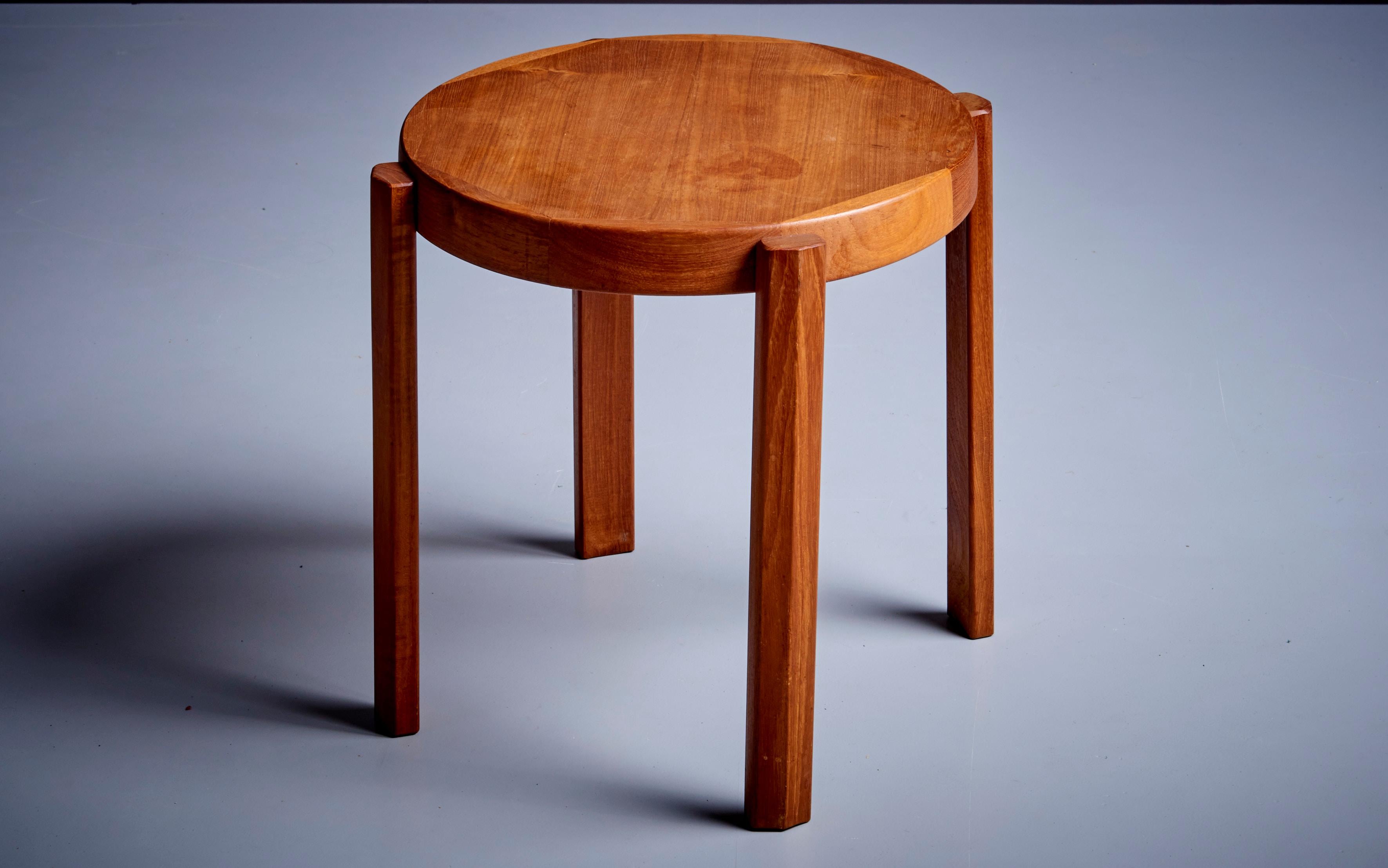 A simple paired back Danish designed teak Mid-Century Modern table in good condition. With fine and interesting grain pattern and simple detailing, this table dismounts for easy shipping or storage.