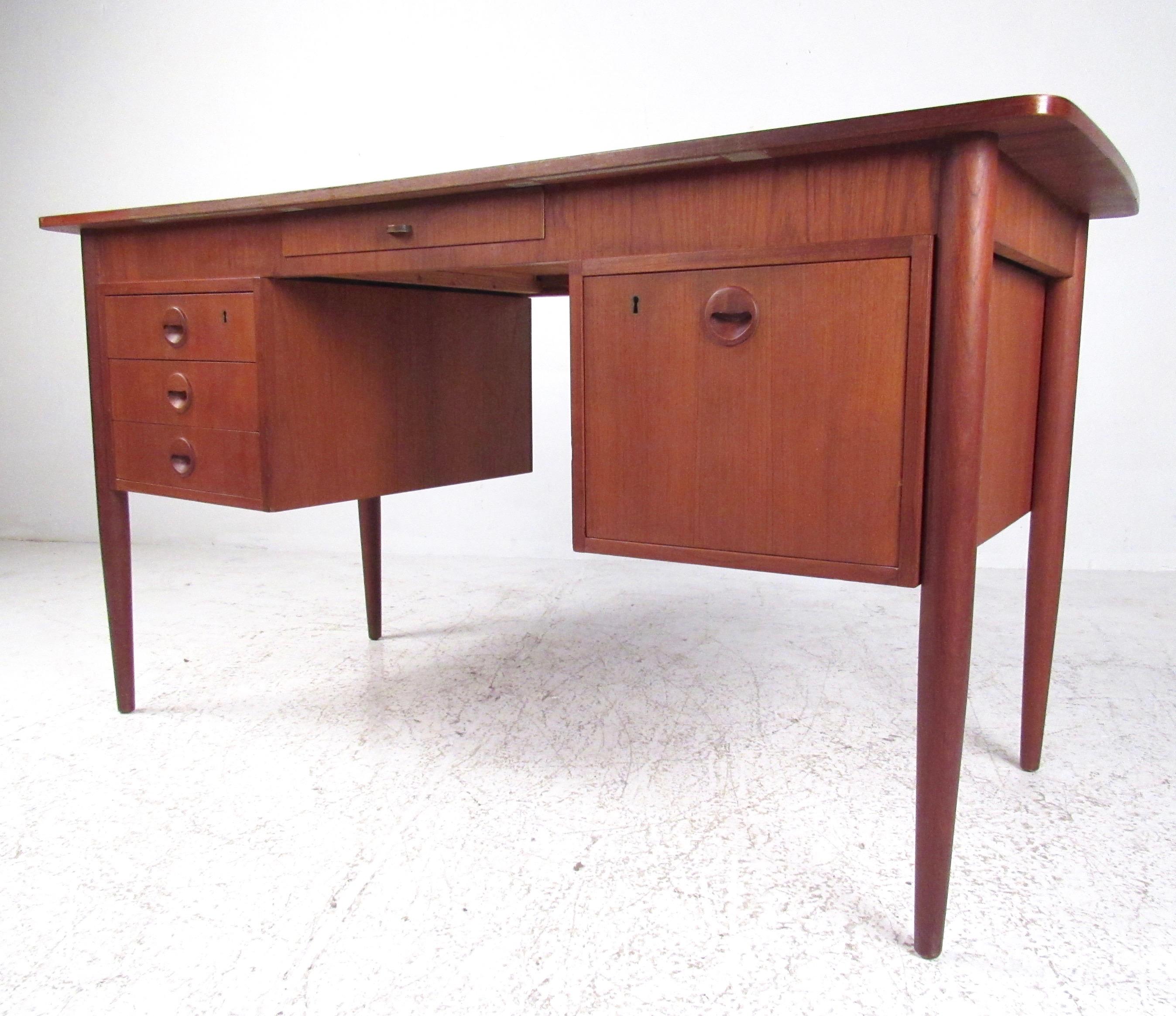 Scandinavian Modern Danish Teak Writing Desk In Good Condition In Brooklyn, NY