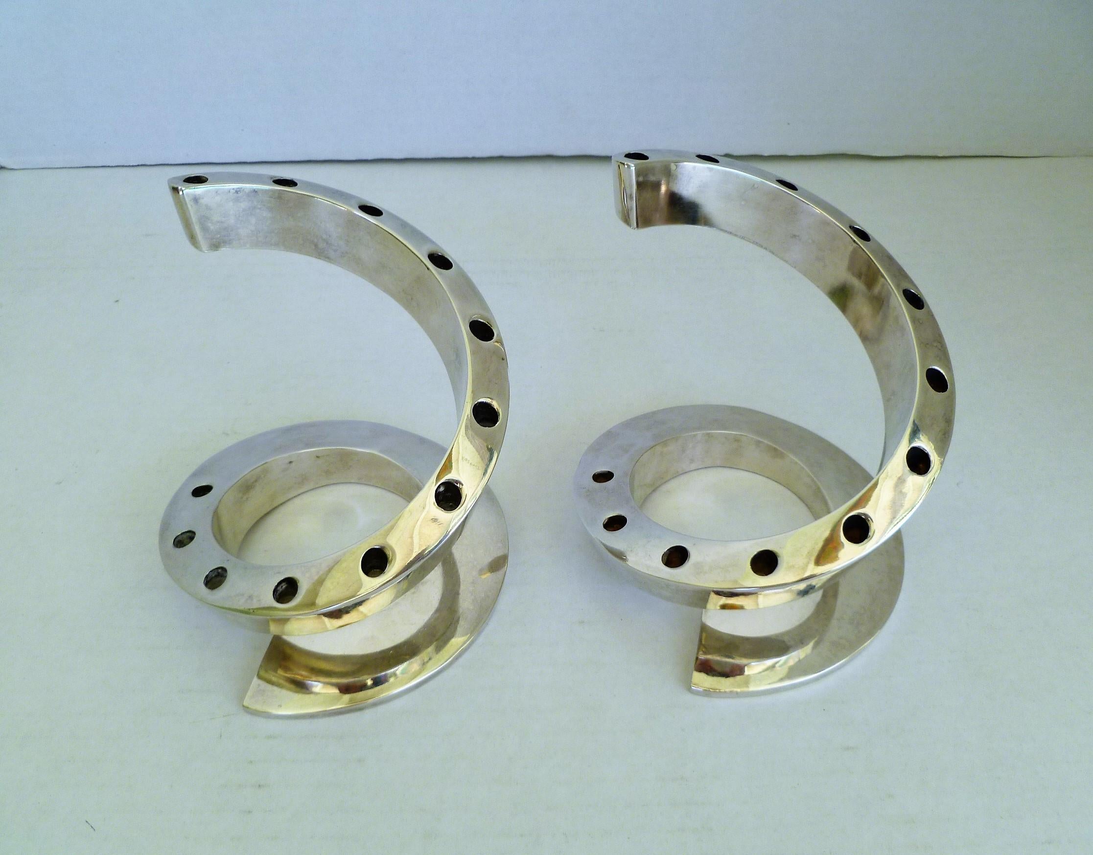 Créée par le designer suédois Bertil Vallien pour Dansk Designs dans les années 1970, cette paire de chandeliers en métal argenté lourd de style Space Age Modern Spiral Swirl. Fabriqués au Japon, les supports pour 12 longues bougies effilées, le