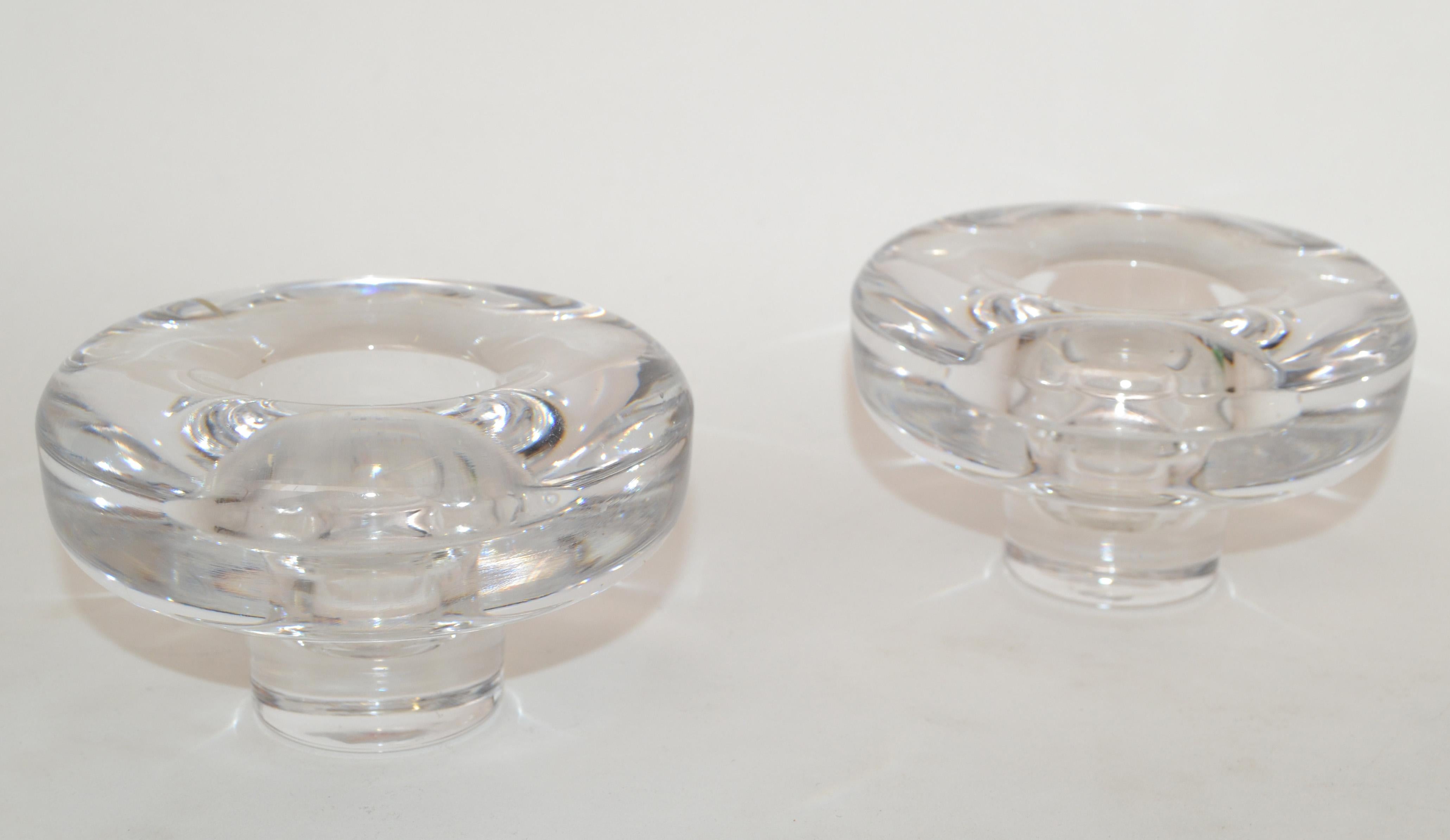 Paar skandinavische Mid-Century Modern Dansk Designs runde Bleikristall Glas Kerzenhalter.
Unterhalb von Dansk International Designs LTD IHQ Japan auf der Unterseite etikettiert.