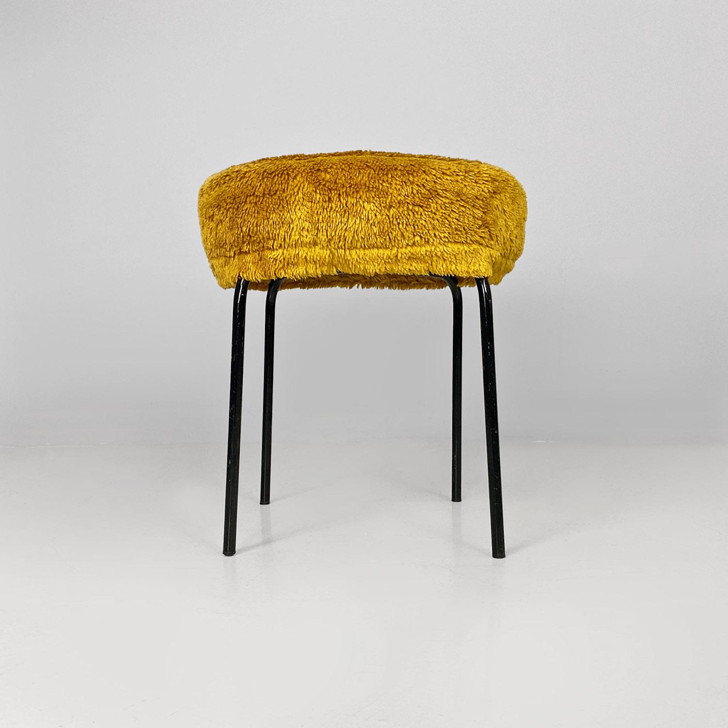 Skandinavischer moderner dunkelgelber Langflor-Stoff und schwarzer Metallstabhocker, 1970er Jahre.
Pouf oder Hocker mit gepolstertem Sitz mit seinem originalen gelben Langflor-Stoff und mit schwarzen Metallstangenbeinen.
Sie stammen aus Nordeuropa