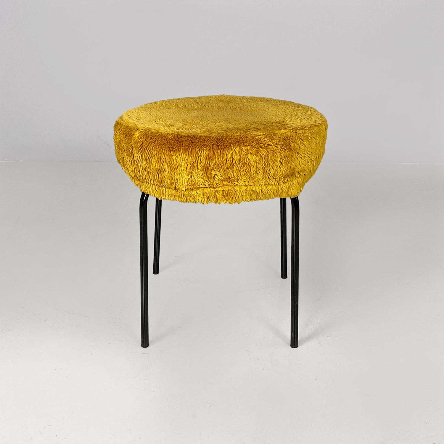 Skandinavischer moderner dunkelgelber Hocker oder Hocker aus Stoff und Metall mit langem Flormuster, 1970er Jahre (Moderne) im Angebot