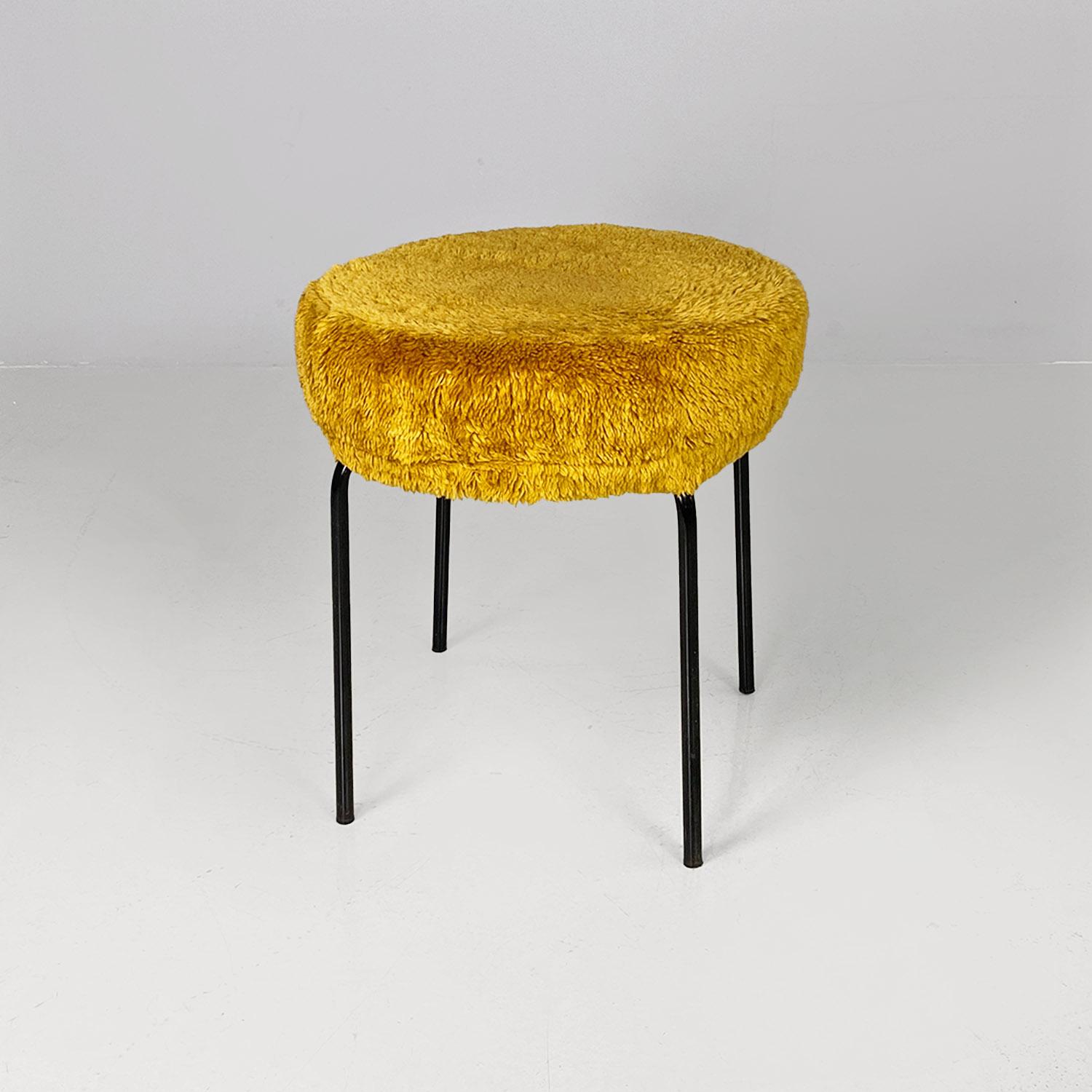 Skandinavischer moderner dunkelgelber Hocker oder Hocker aus Stoff und Metall mit langem Flormuster, 1970er Jahre im Zustand „Gut“ im Angebot in MIlano, IT