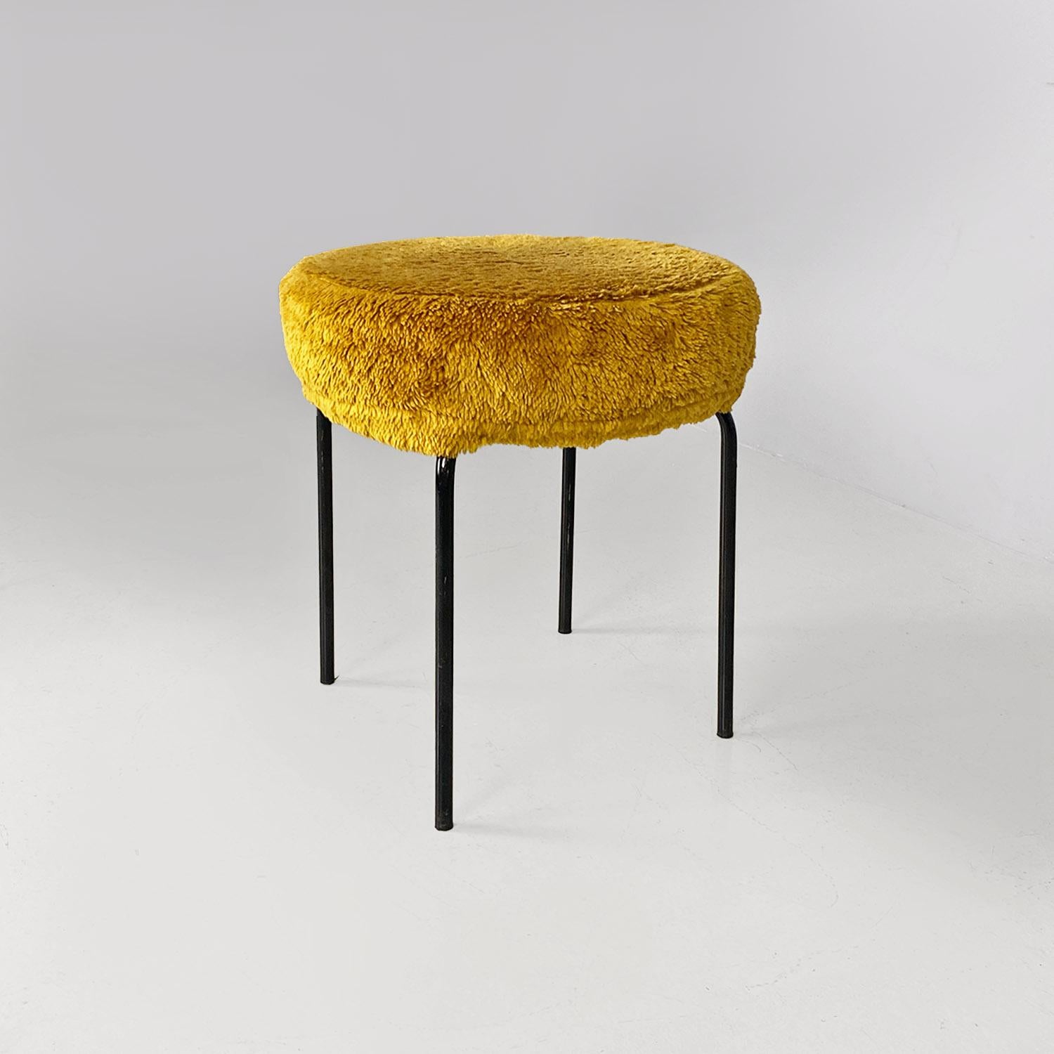 Skandinavischer moderner dunkelgelber Hocker oder Hocker aus Stoff und Metall mit langem Flormuster, 1970er Jahre (Ende des 20. Jahrhunderts) im Angebot