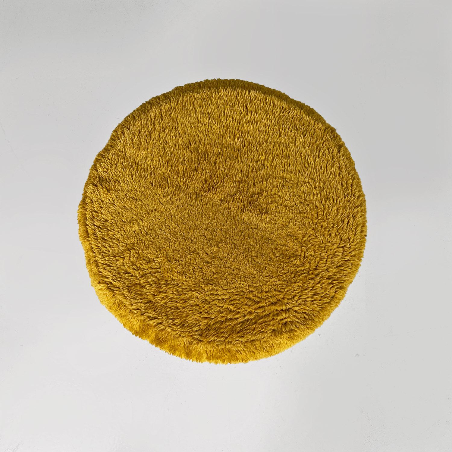 Skandinavischer moderner dunkelgelber Hocker oder Hocker aus Stoff und Metall mit langem Flormuster, 1970er Jahre im Angebot 1