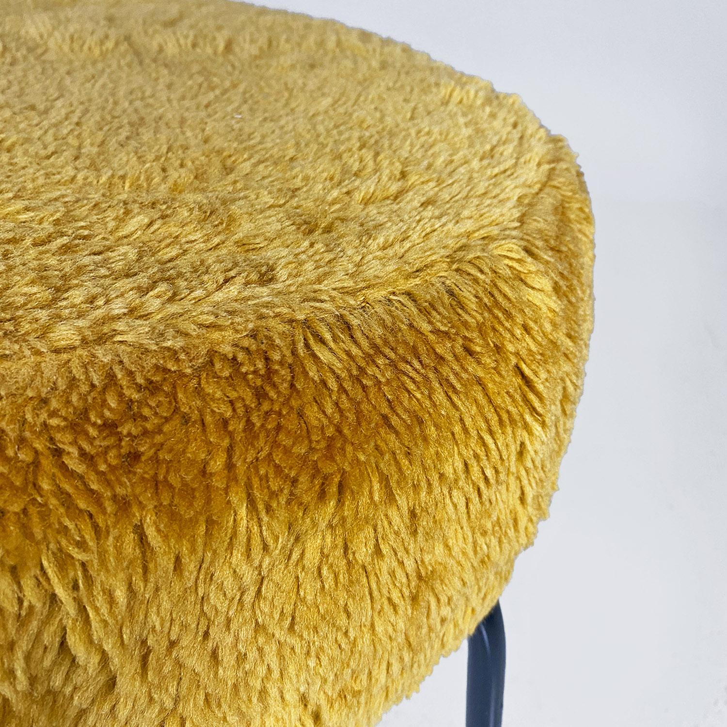 Skandinavischer moderner dunkelgelber Hocker oder Hocker aus Stoff und Metall mit langem Flormuster, 1970er Jahre im Angebot 2